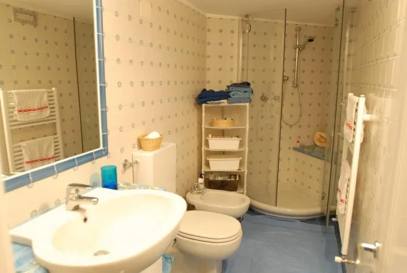 Shower in Elegante Monolocale Genova