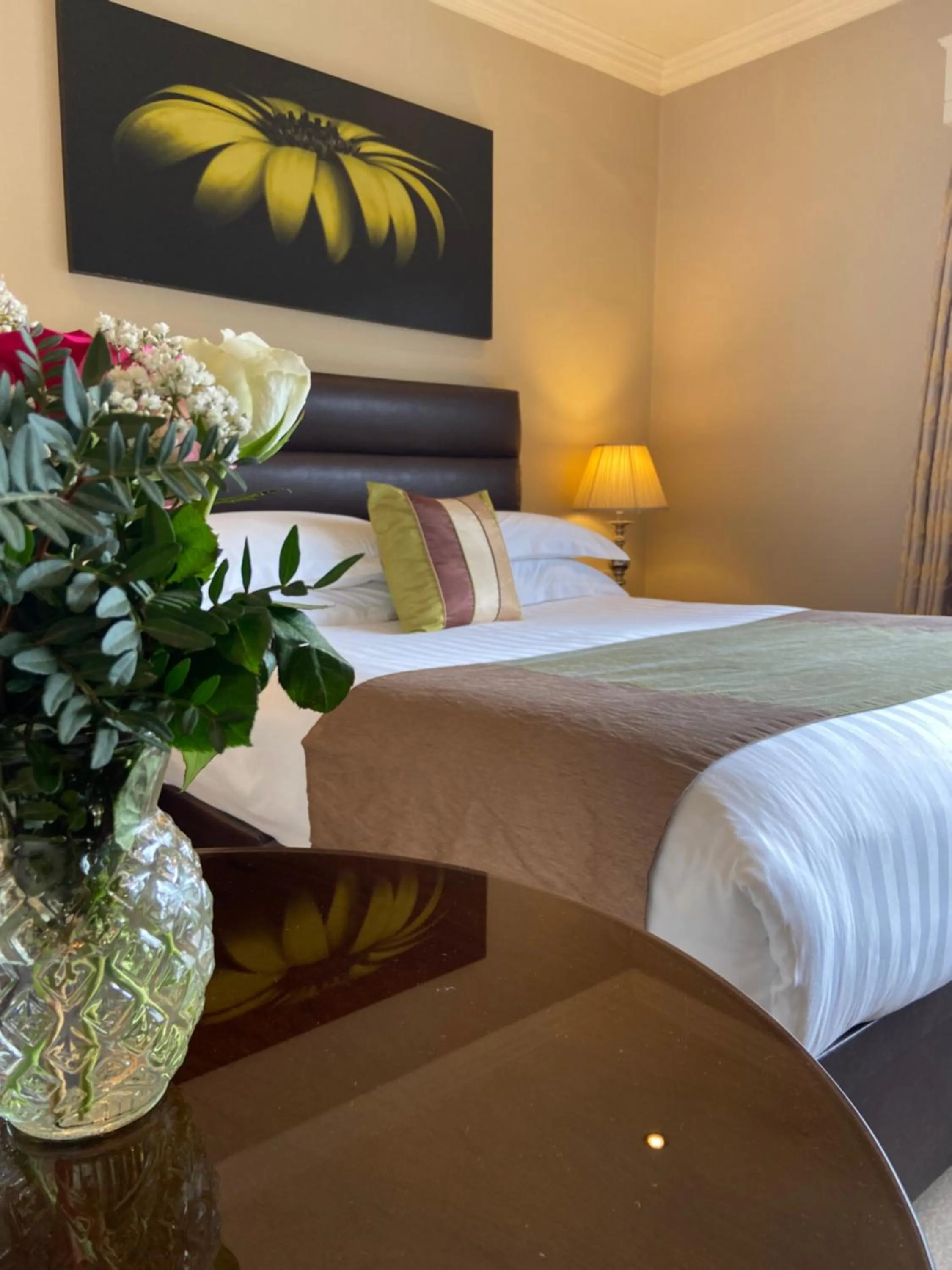 Property building, Bed in International Hotel Killarney