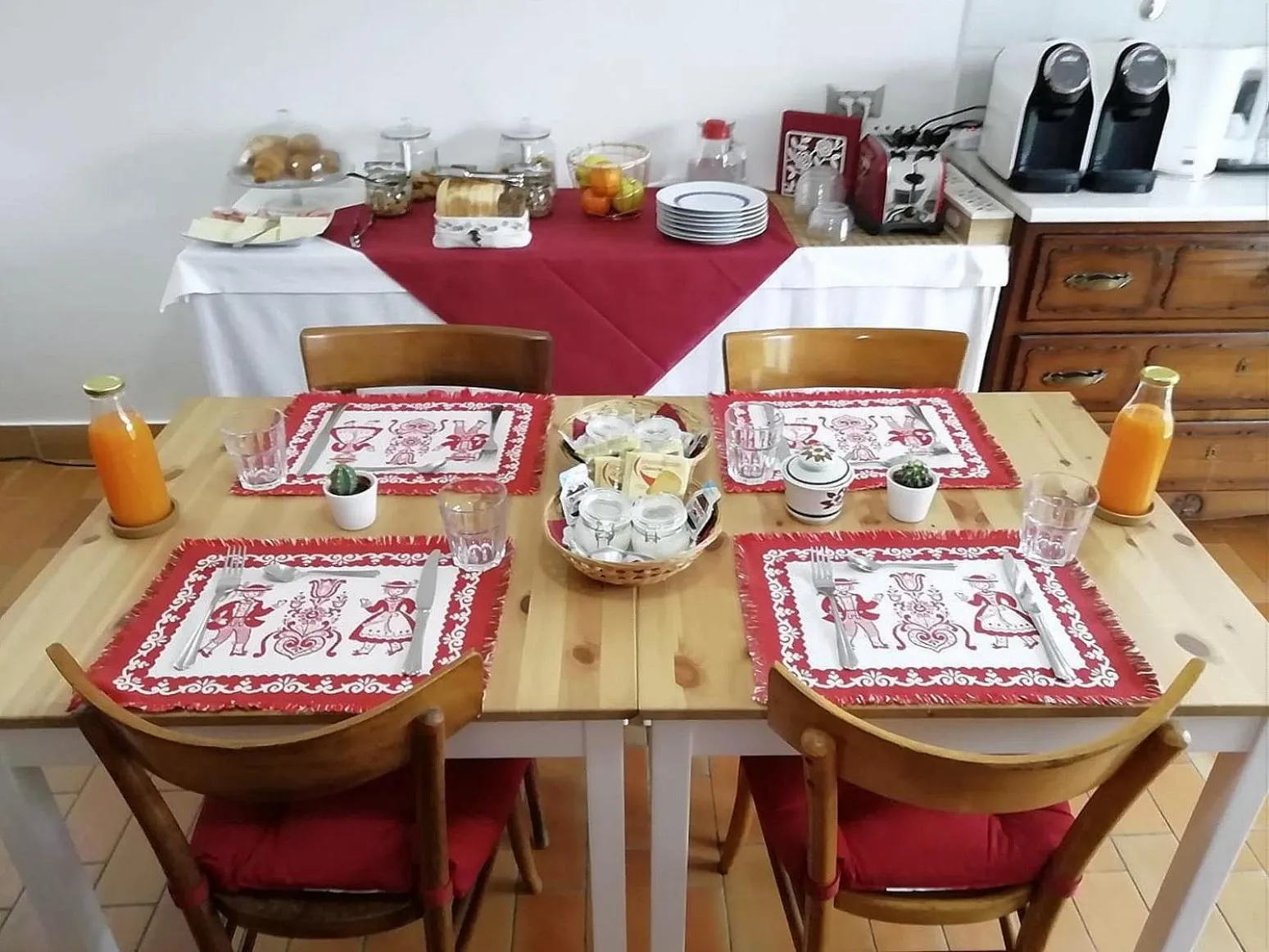 Food and drinks in B&B La Pecora Nera