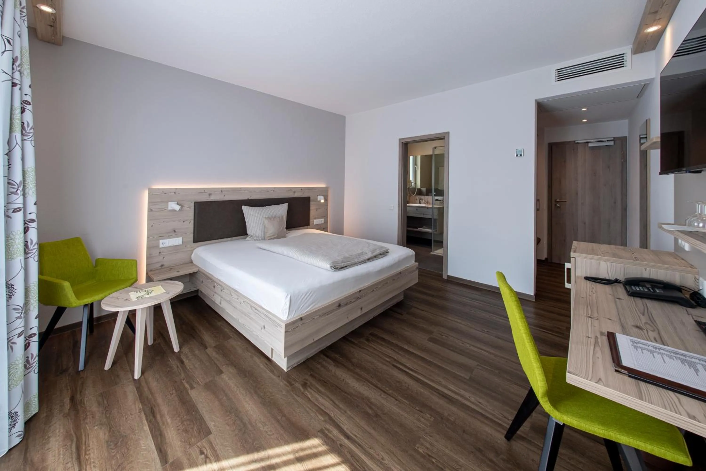 Photo of the whole room, Bed in Landhotel Hopp Garni