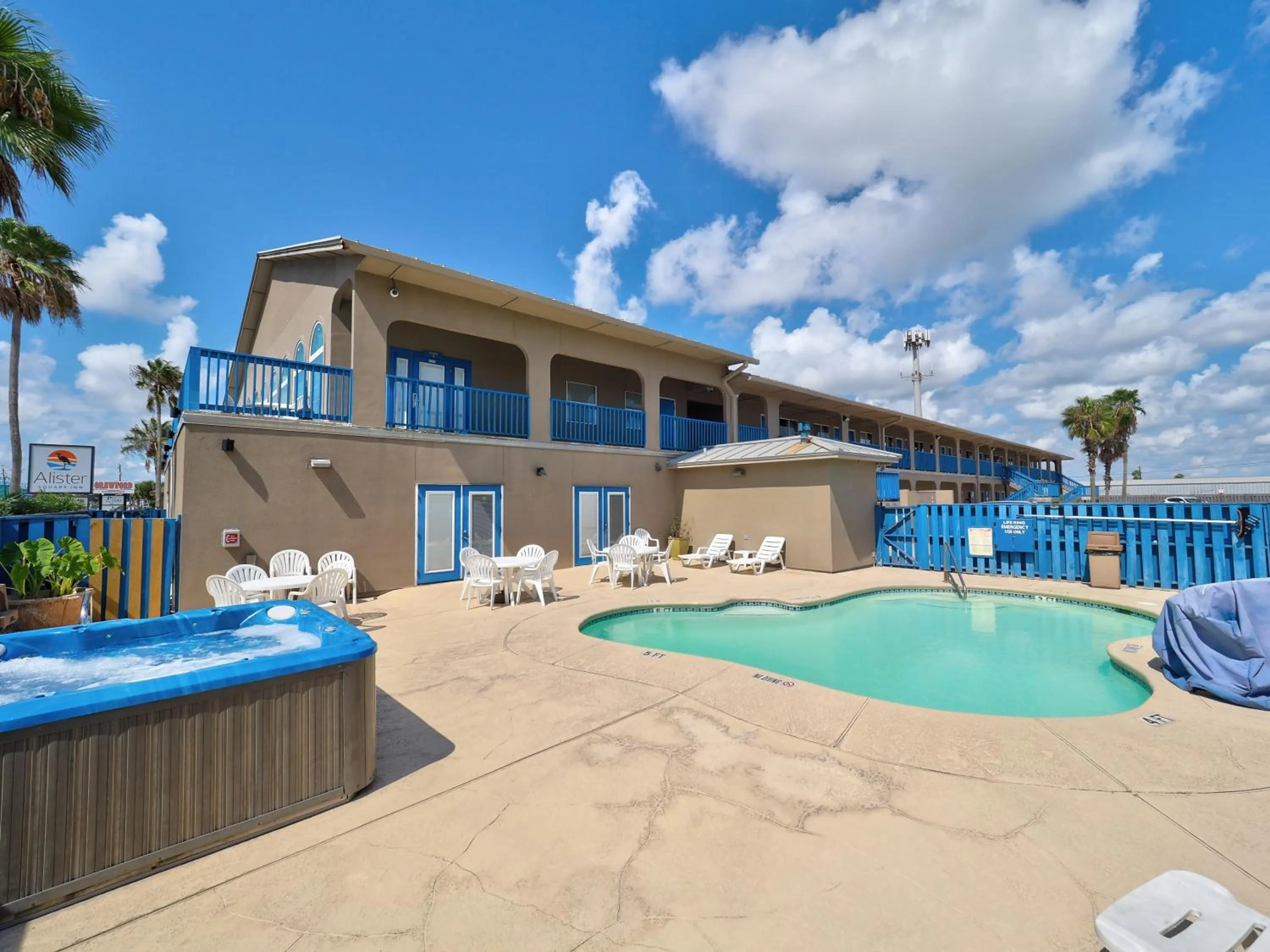 Swimming pool in Alister Square Inn