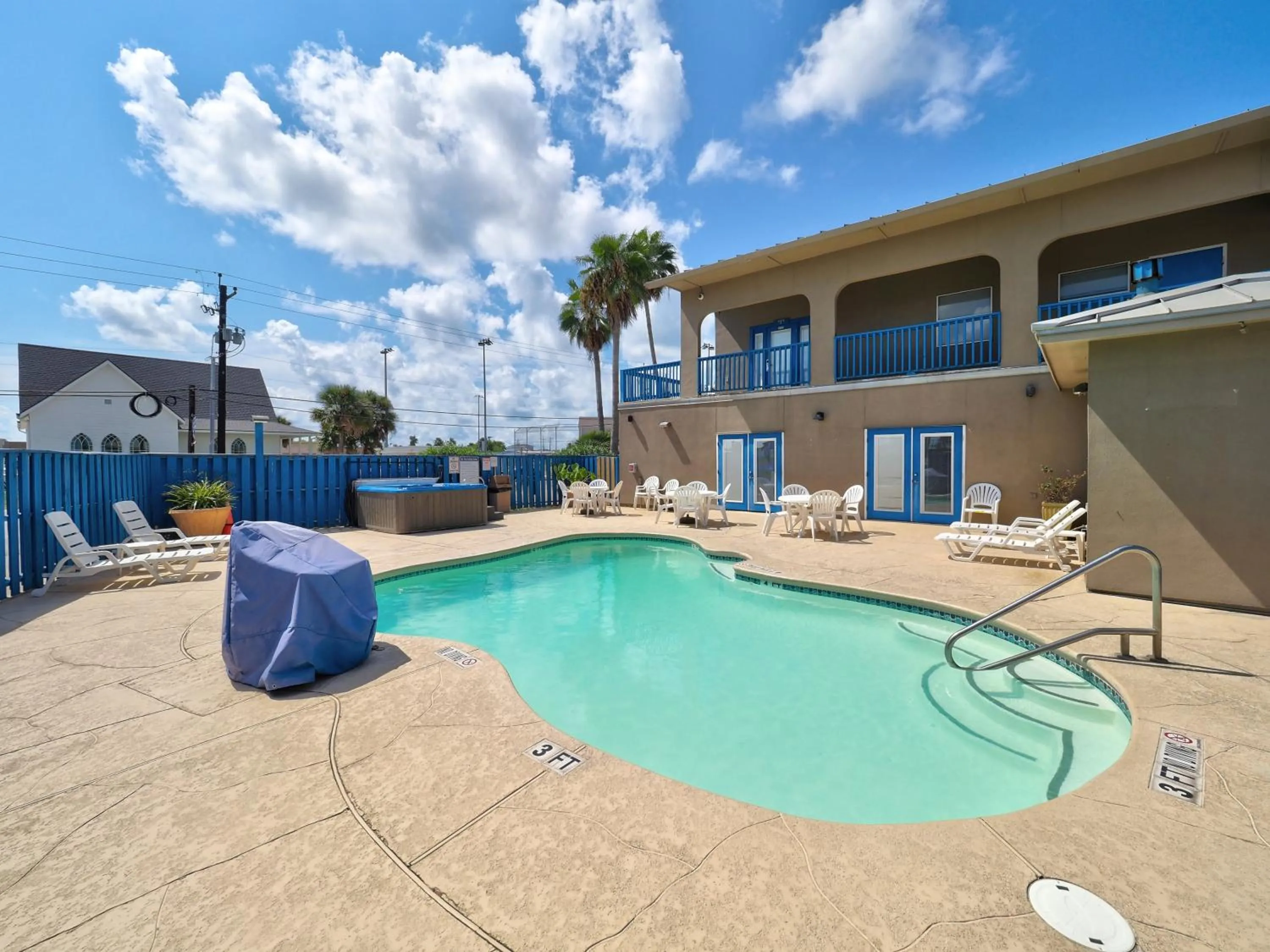 Swimming pool in Alister Square Inn
