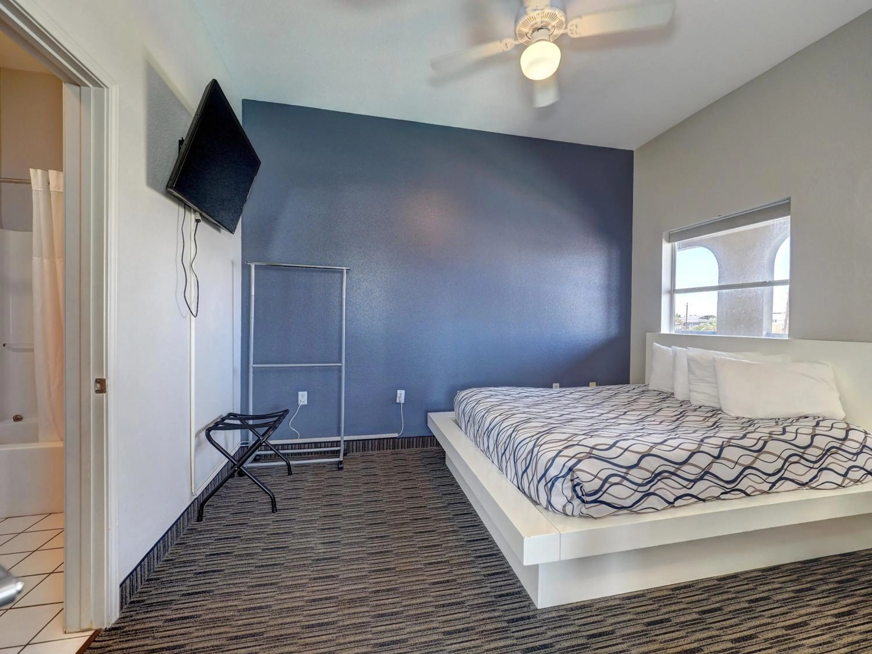 Bedroom, Bed in Alister Square Inn