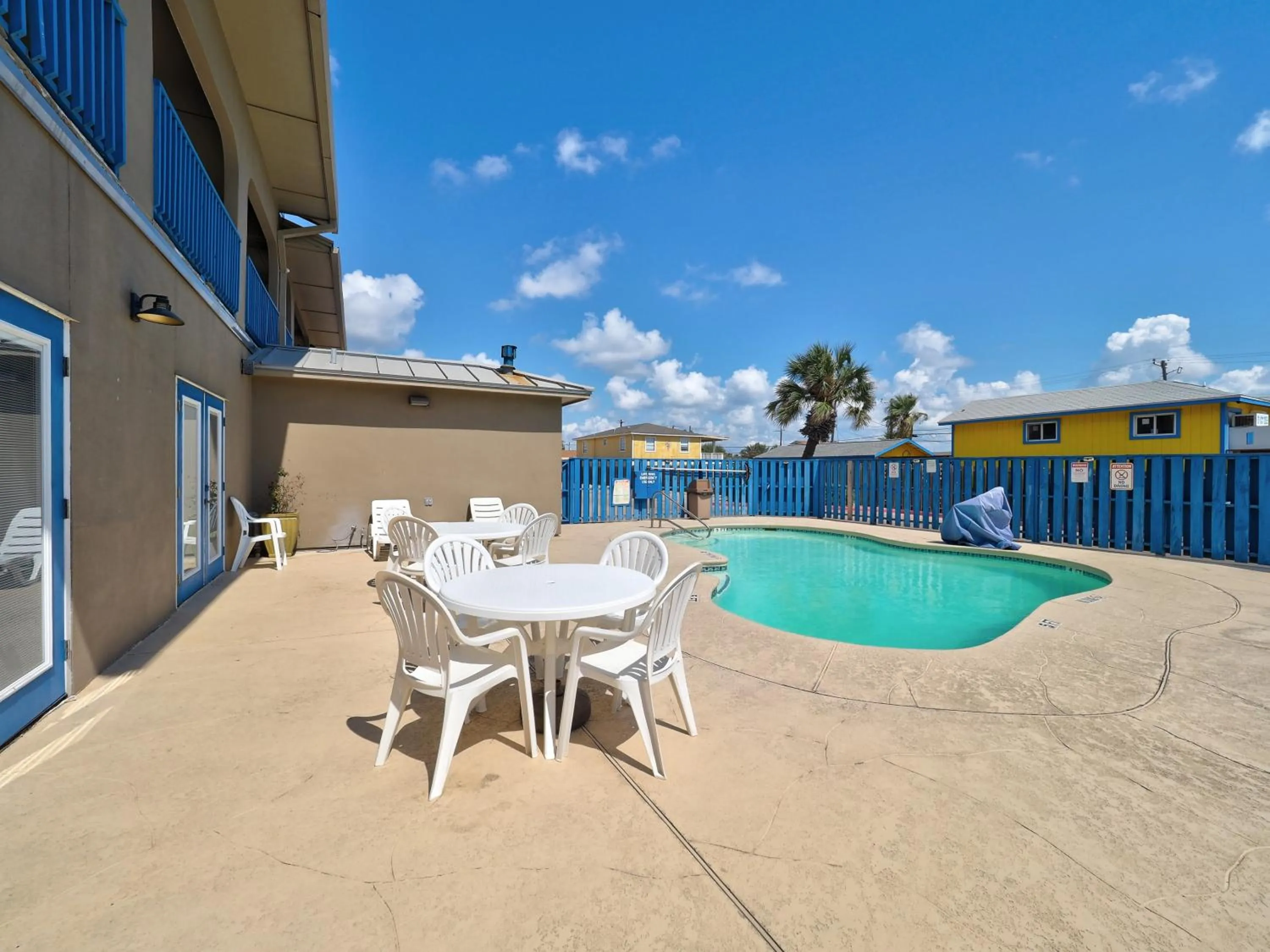 Swimming pool in Alister Square Inn