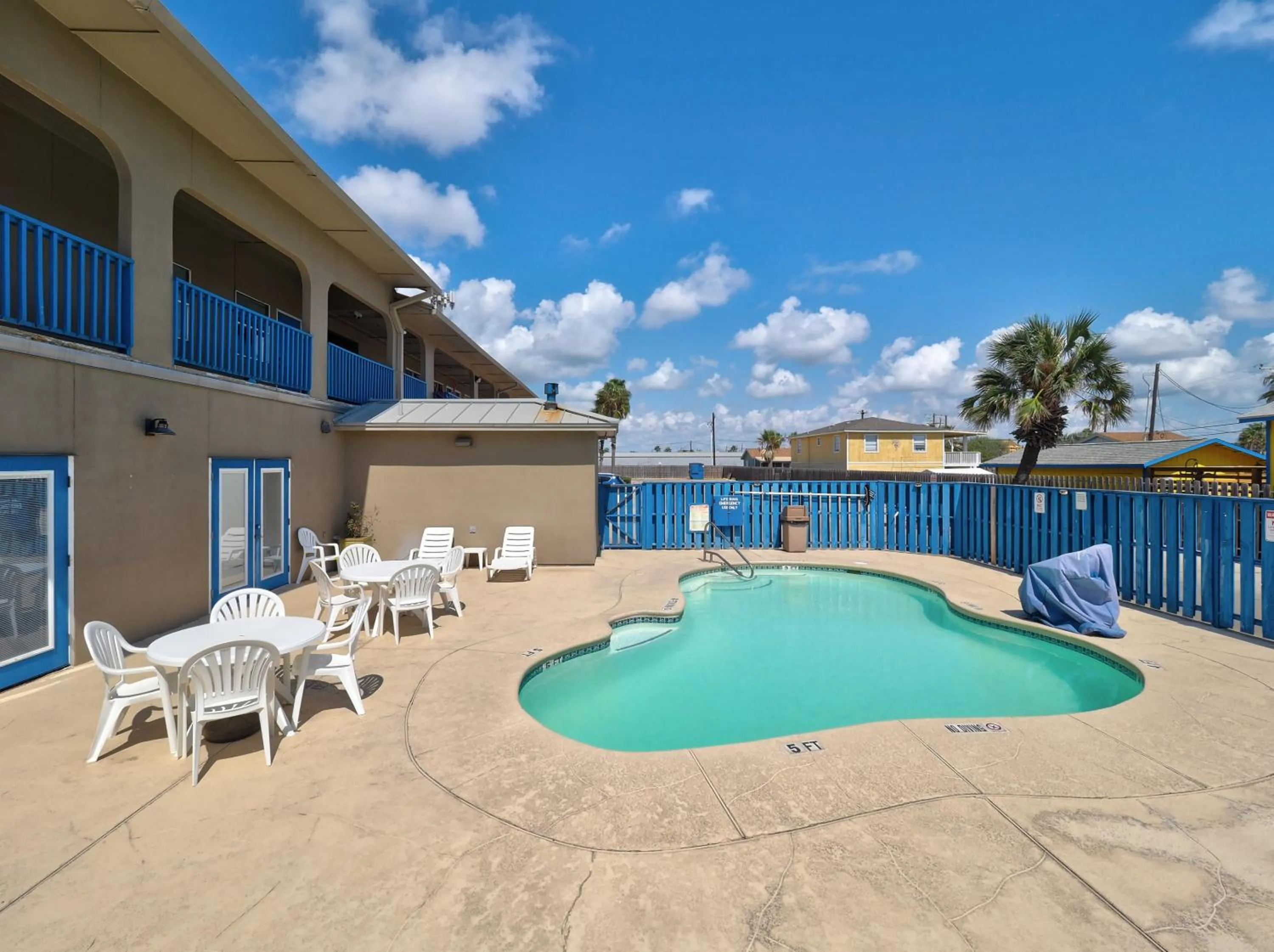 Swimming pool in Alister Square Inn