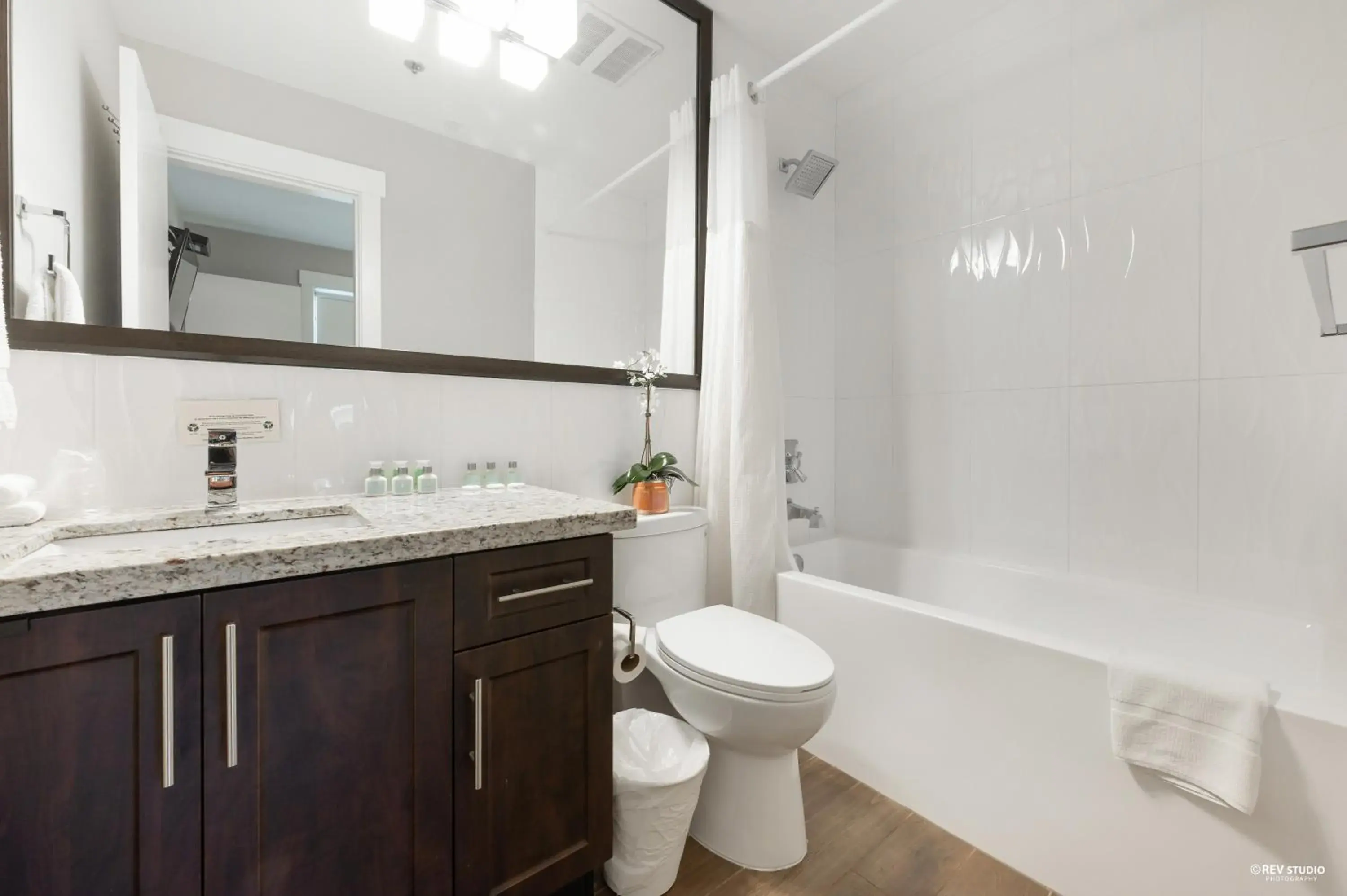 Deluxe Room in Queens Hotel Deluxe Room in Queens Hotel