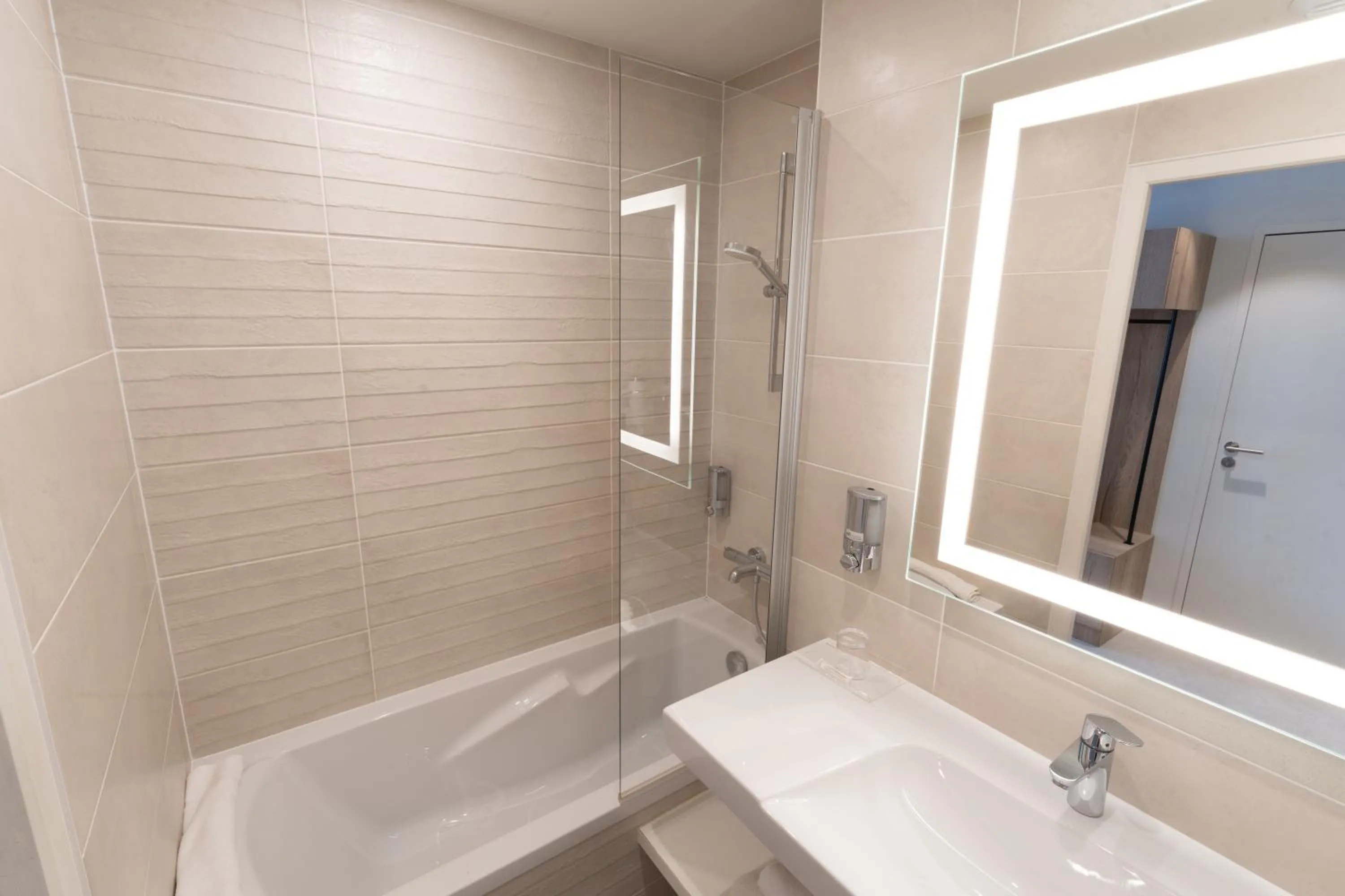 Bathroom in Brit Hotel Ker Lann Aeroport - Parc Expo