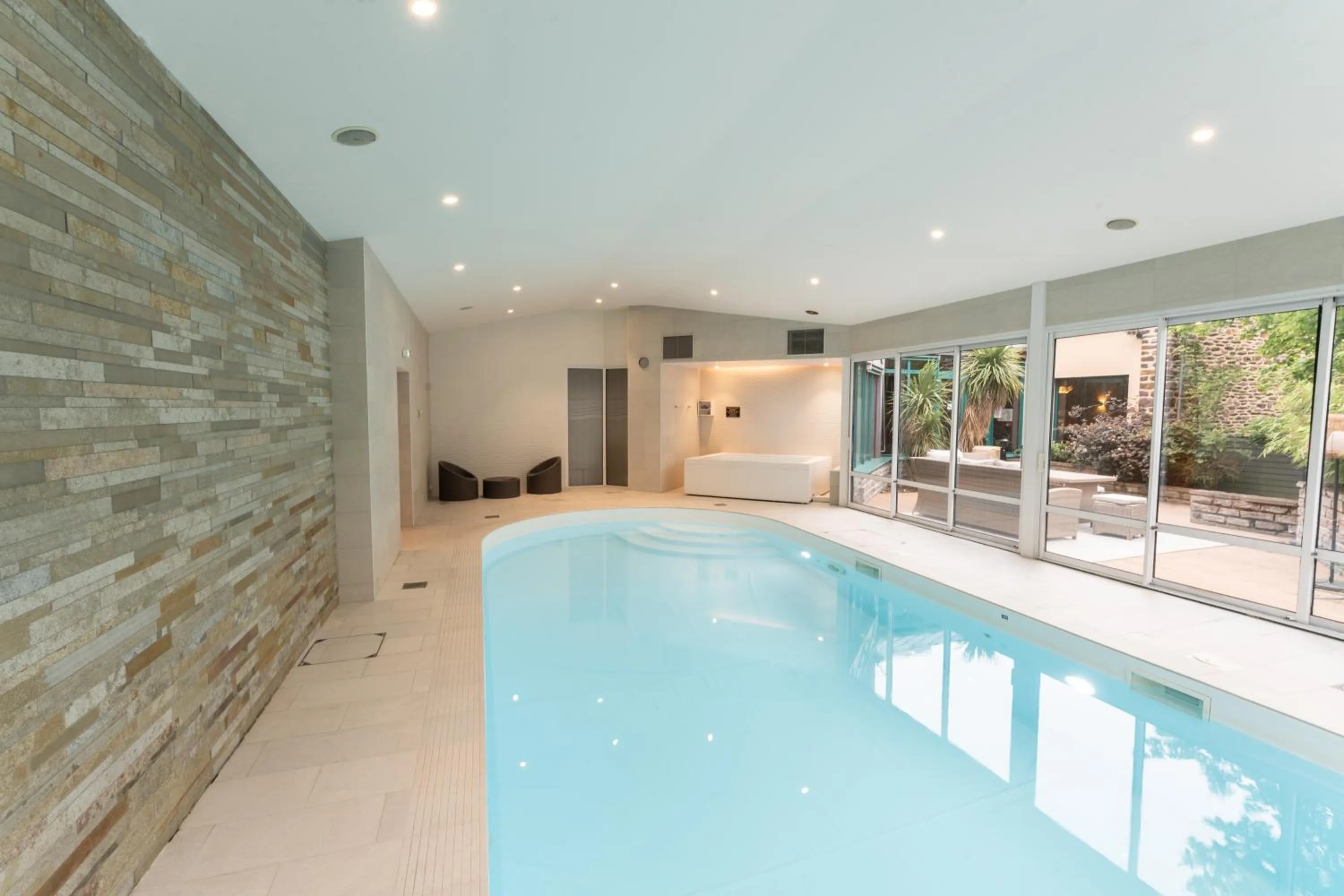 Swimming pool in Brit Hotel Ker Lann Aeroport - Parc Expo