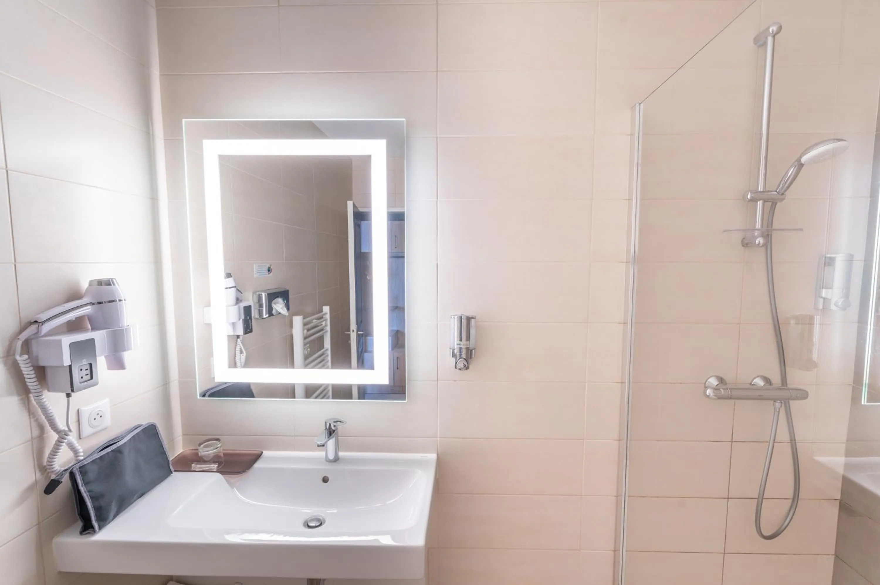 Shower in Brit Hotel Ker Lann Aeroport - Parc Expo