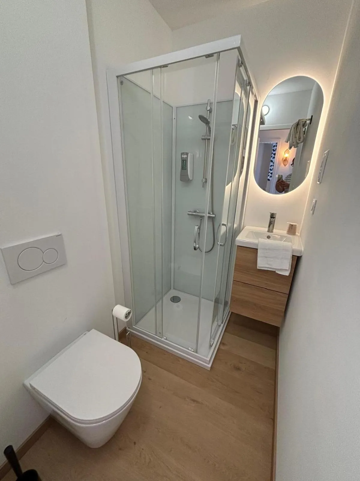 Shower in Hôtel Le Blason