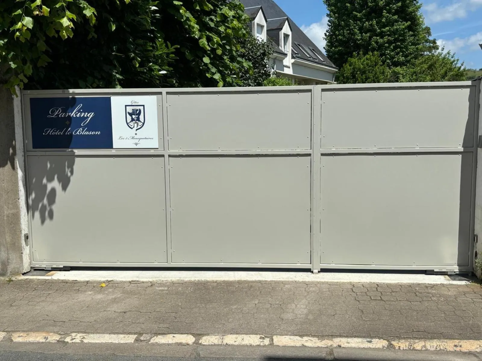 Parking in Hôtel Le Blason