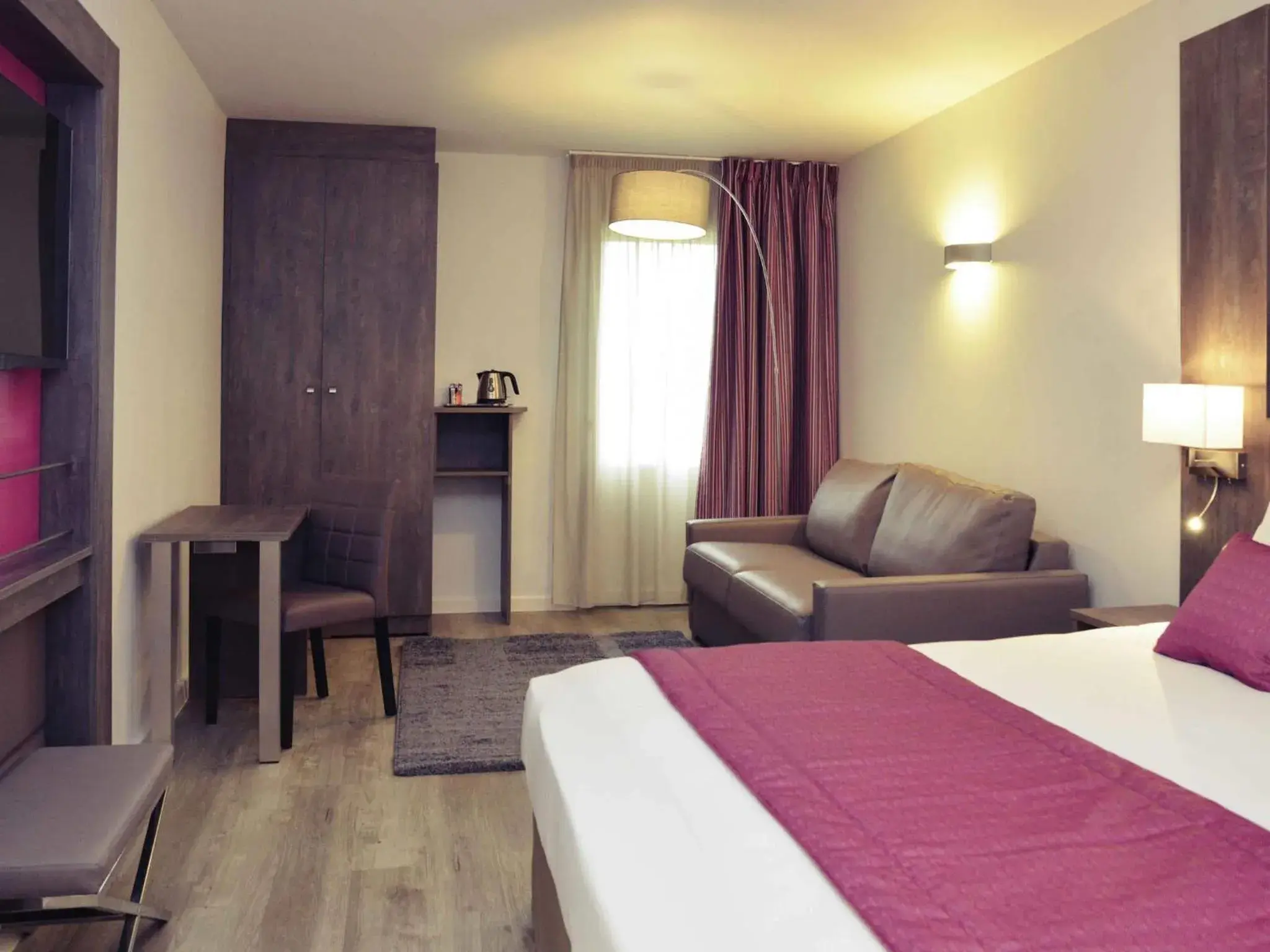 Bedroom, Bed in Mercure Lyon Est Chaponnay Bedroom, Bed in Mercure Lyon Est Chaponnay