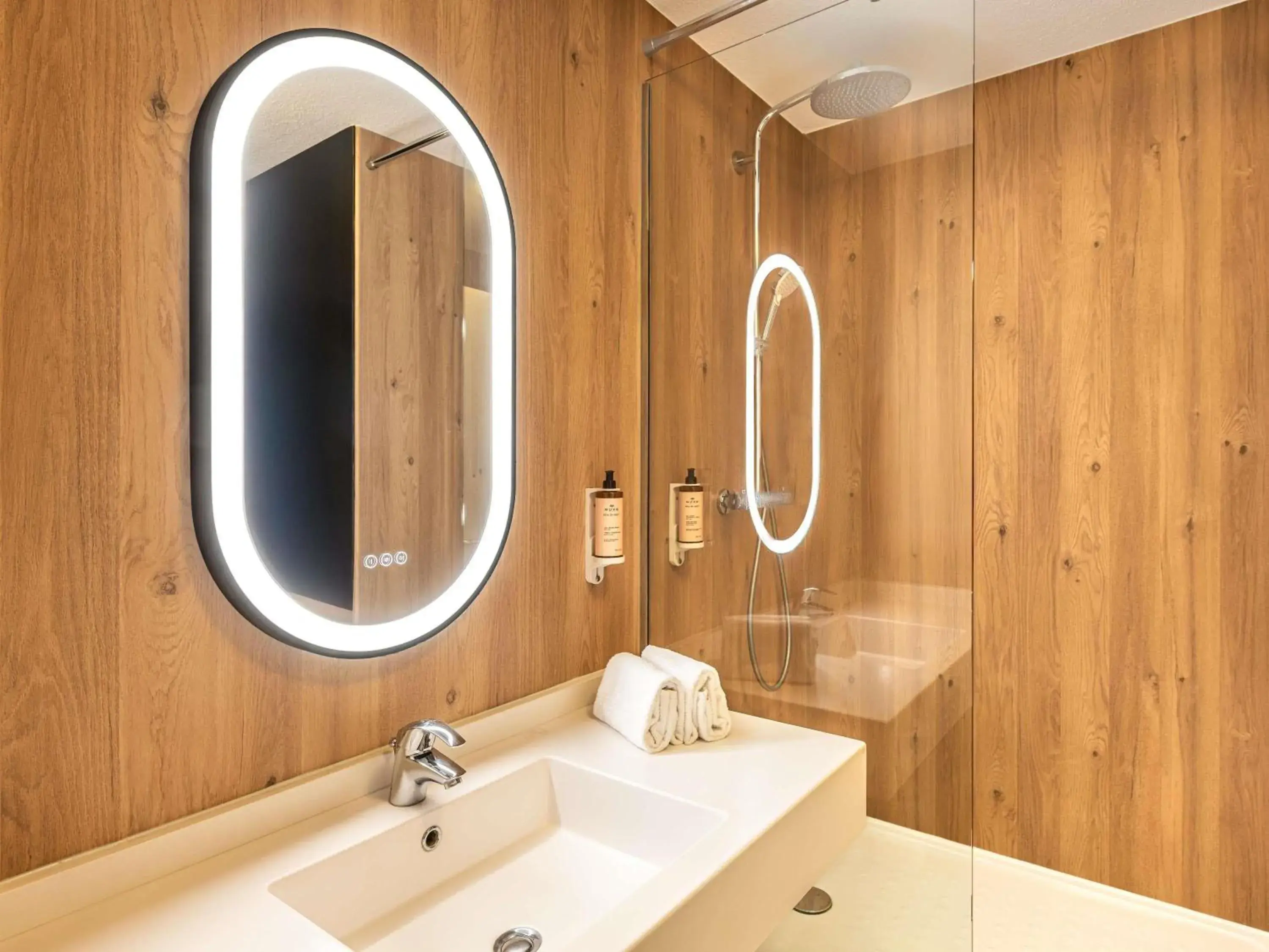 Property building in Mercure Lyon Est Chaponnay Property building in Mercure Lyon Est Chaponnay