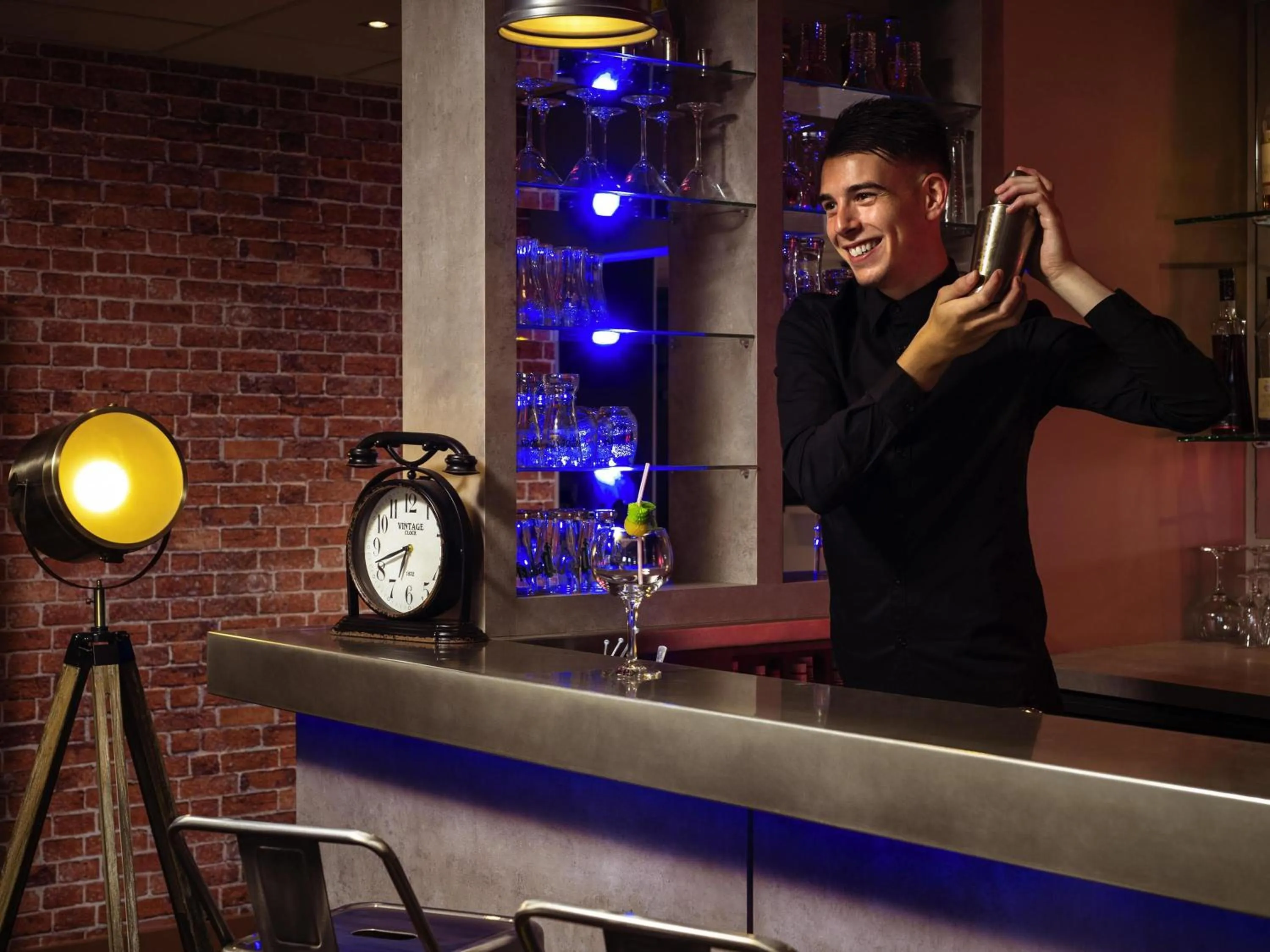 Lounge or bar in Mercure Lyon Est Chaponnay