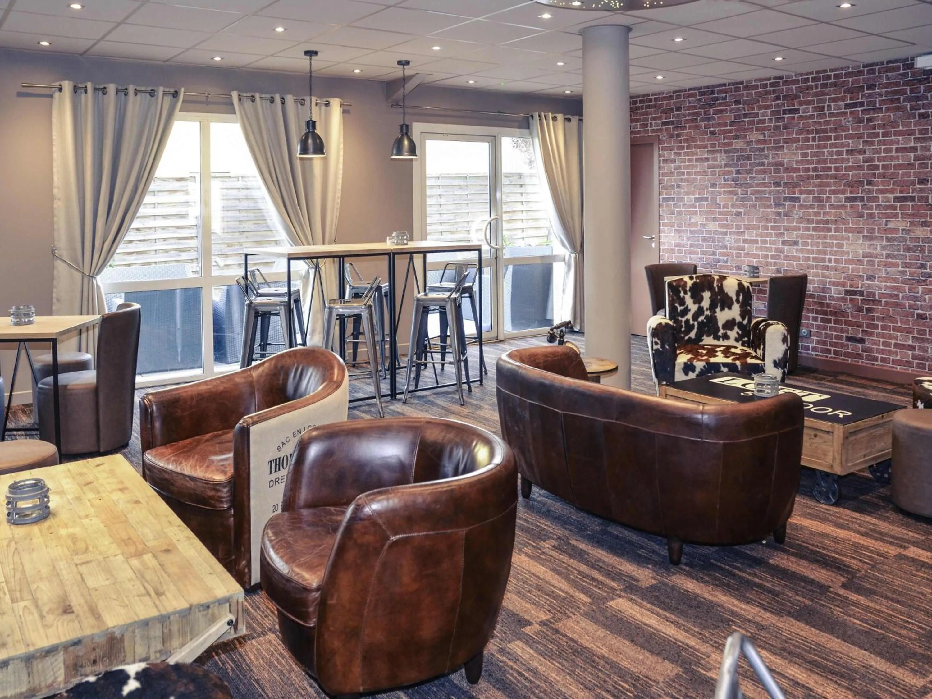 Lounge or bar in Mercure Lyon Est Chaponnay