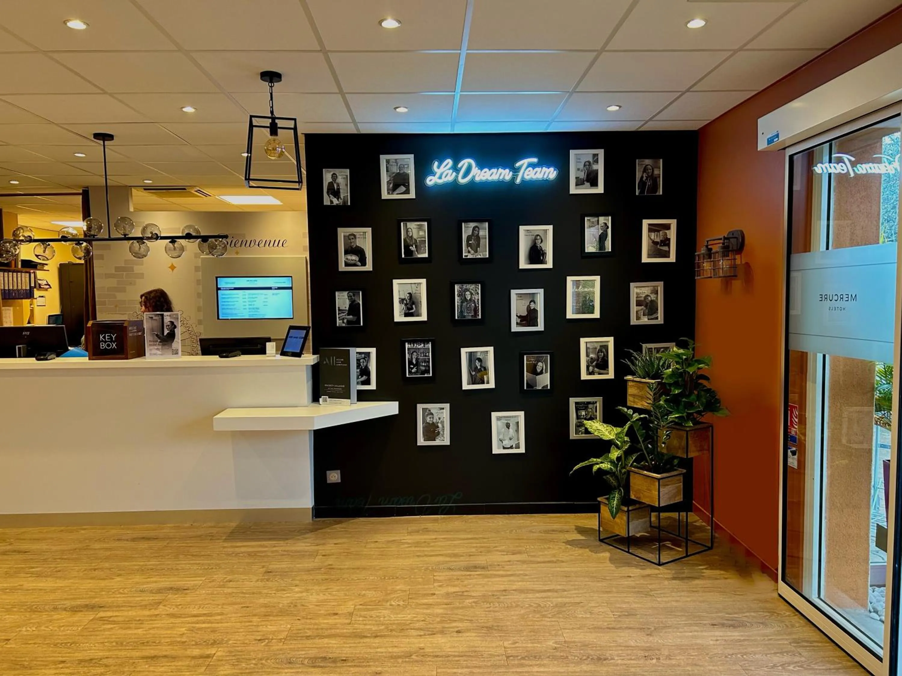 Lobby or reception in Mercure Lyon Est Chaponnay