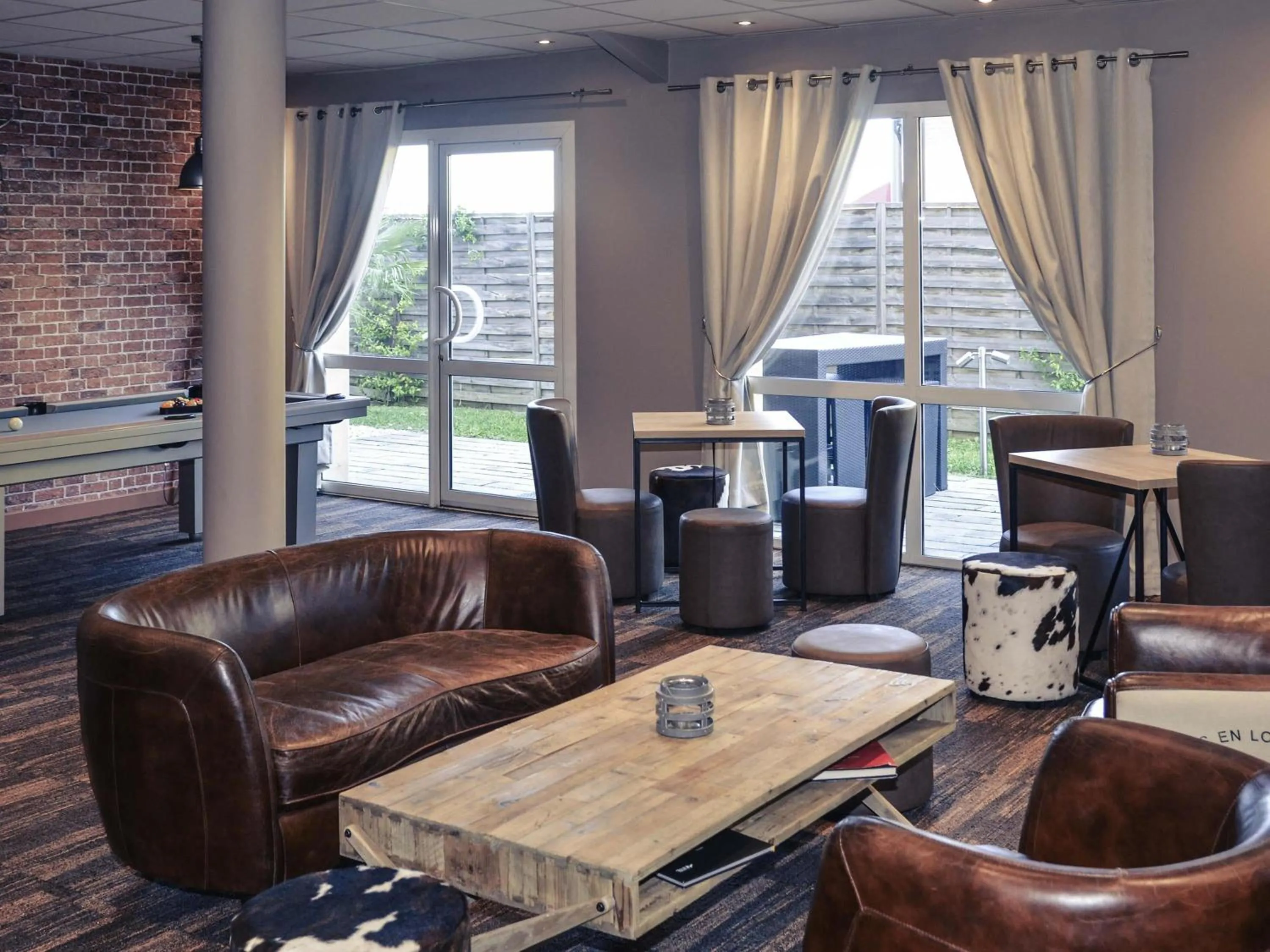 Lounge or bar in Mercure Lyon Est Chaponnay