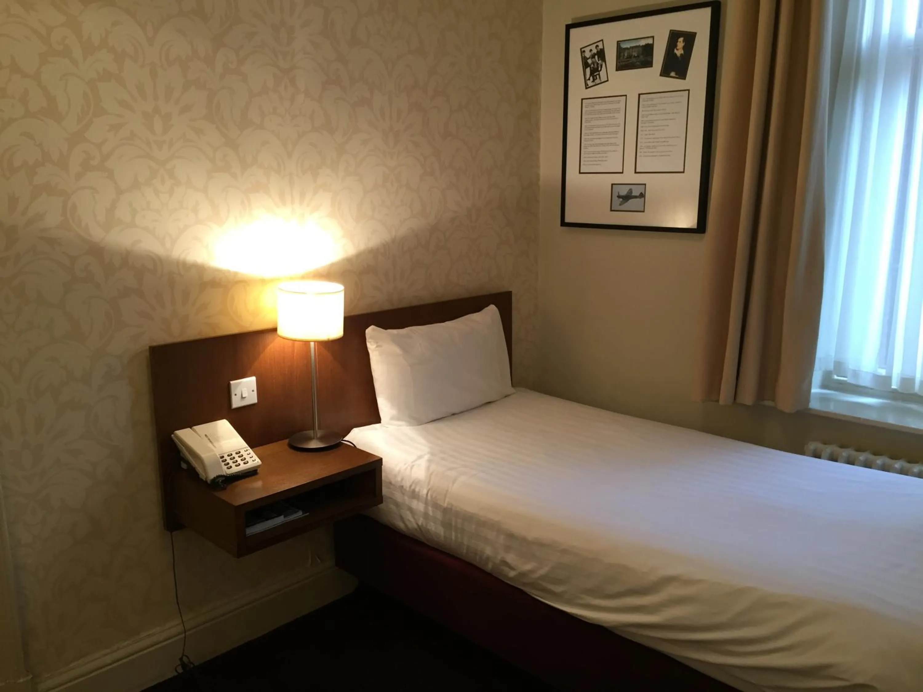 Bedroom, Bed in The Crown Hotel