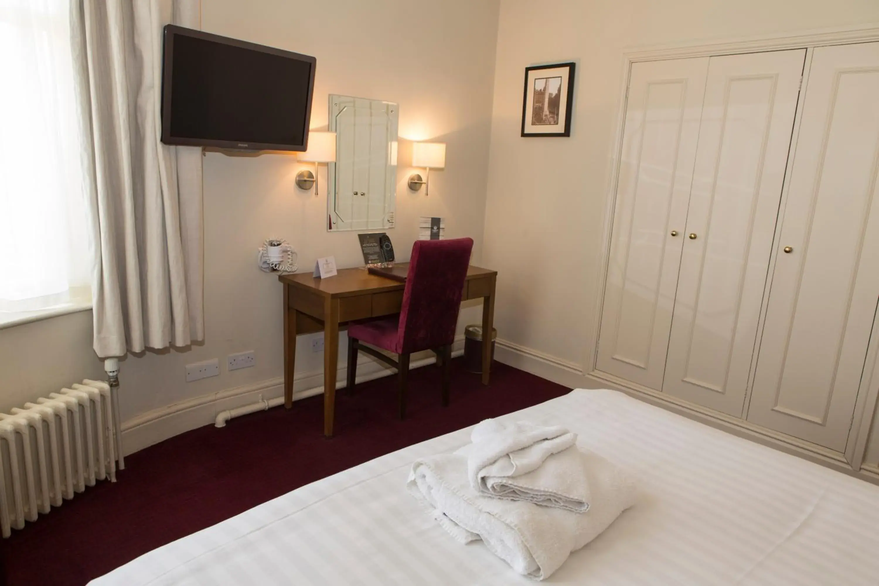 Bedroom, Bed in The Crown Hotel Bedroom, Bed in The Crown Hotel