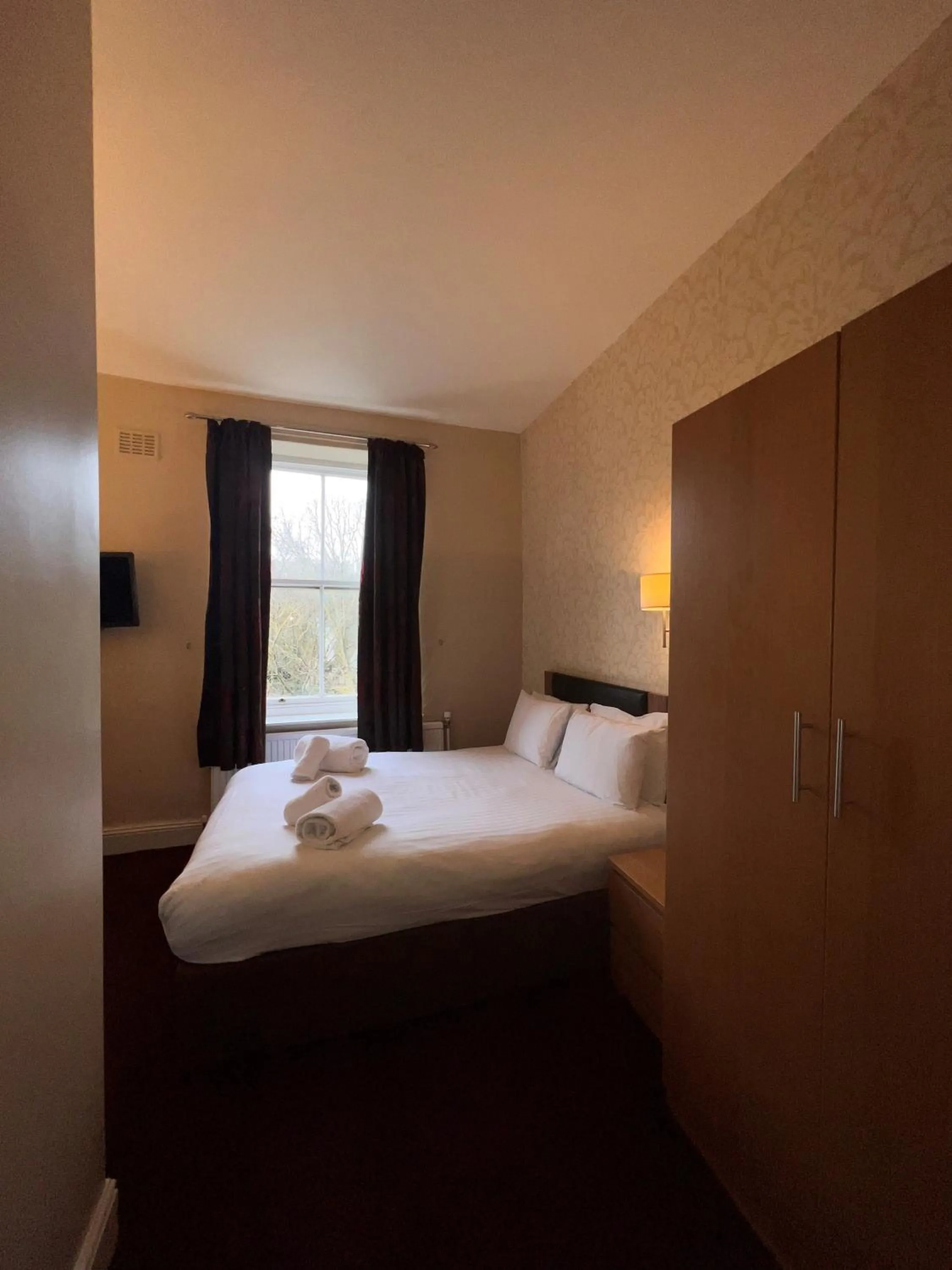 Bedroom, Bed in The Crown Hotel