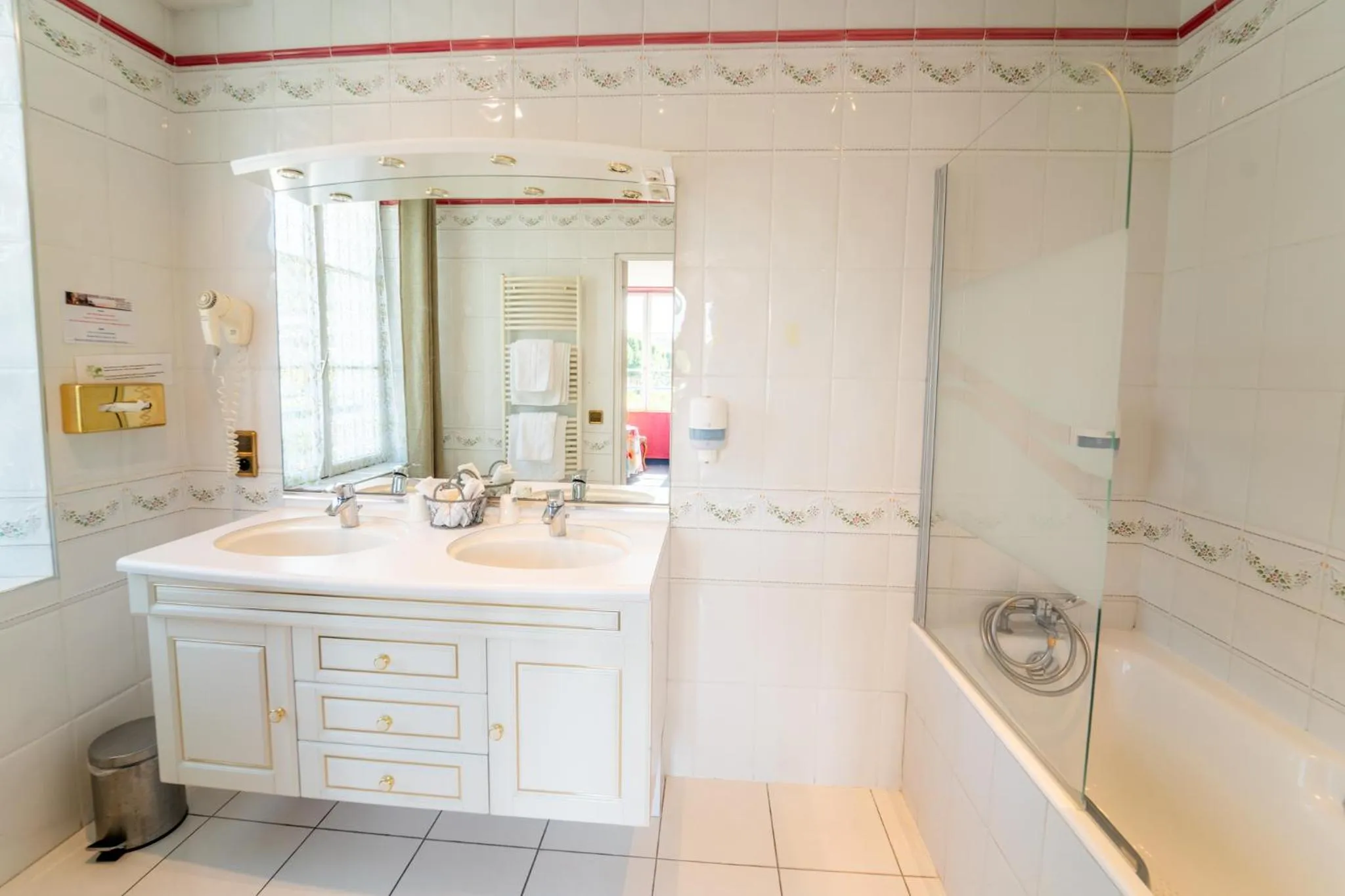 Shower in Hotel La Diligence