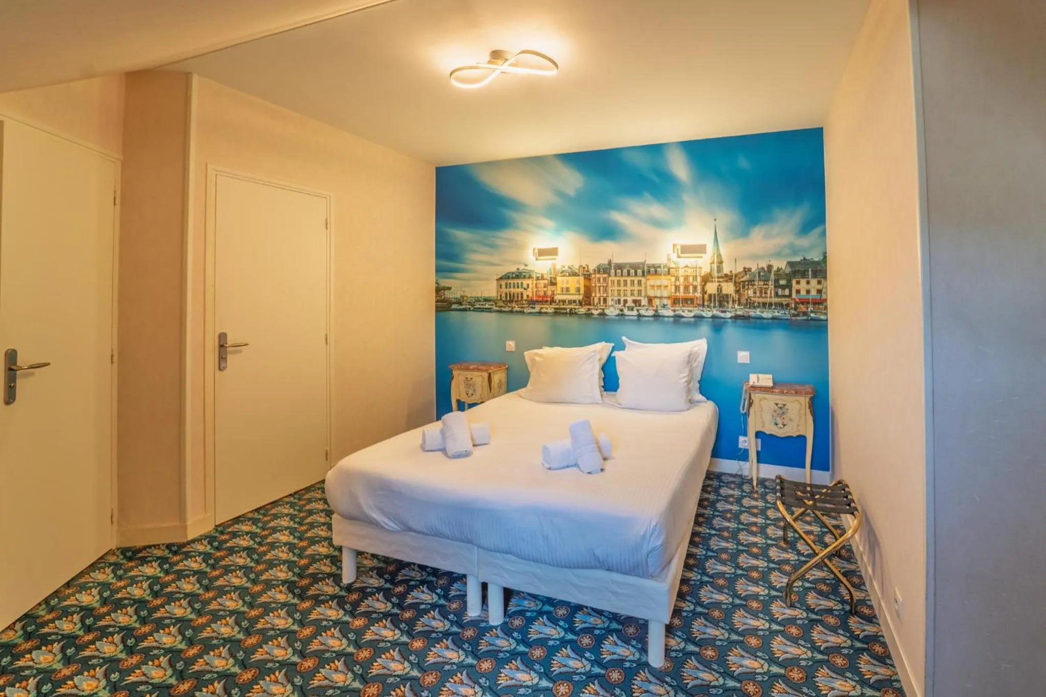 Photo of the whole room, Bed in Hotel La Diligence