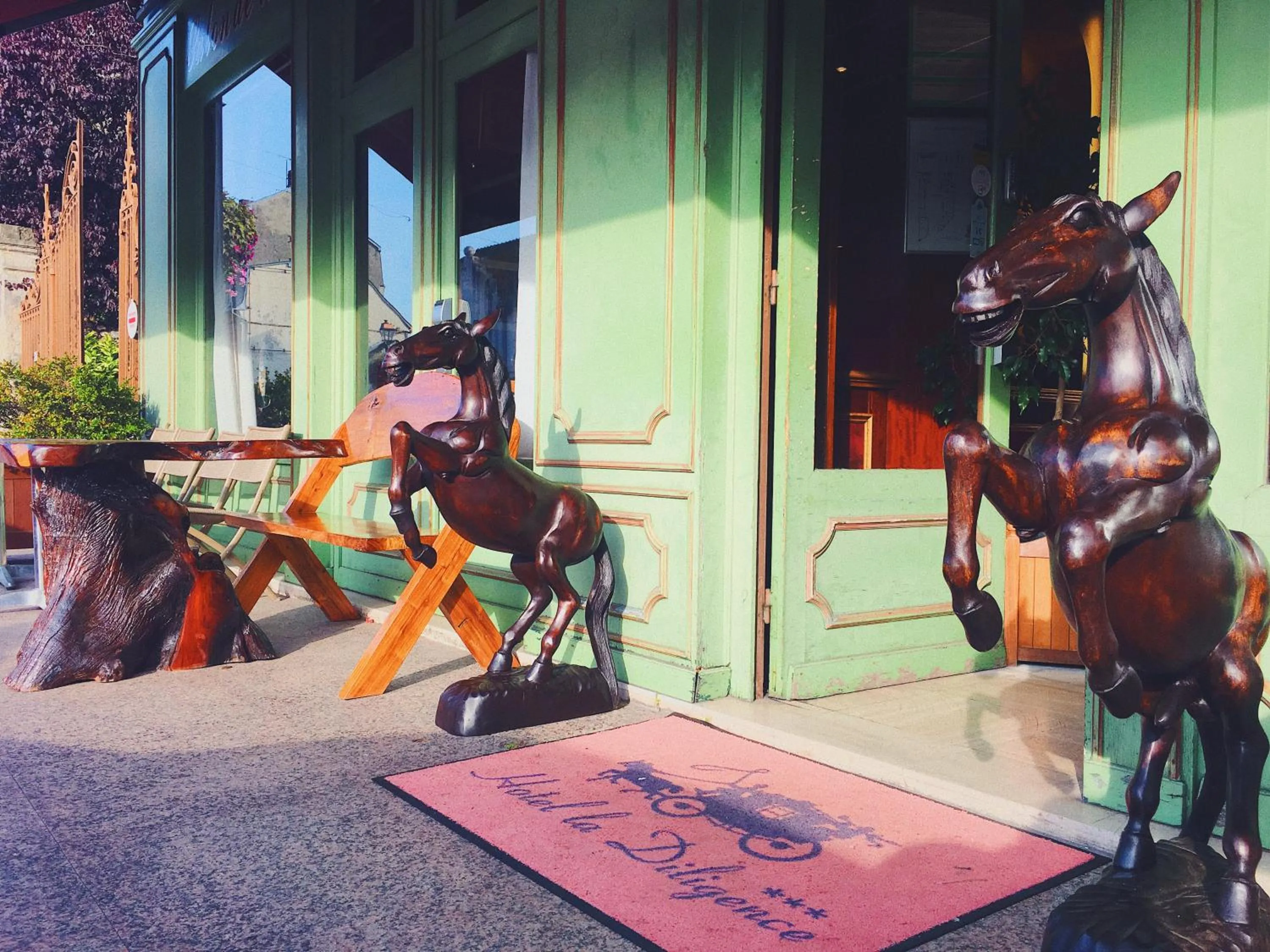 People in Hotel La Diligence