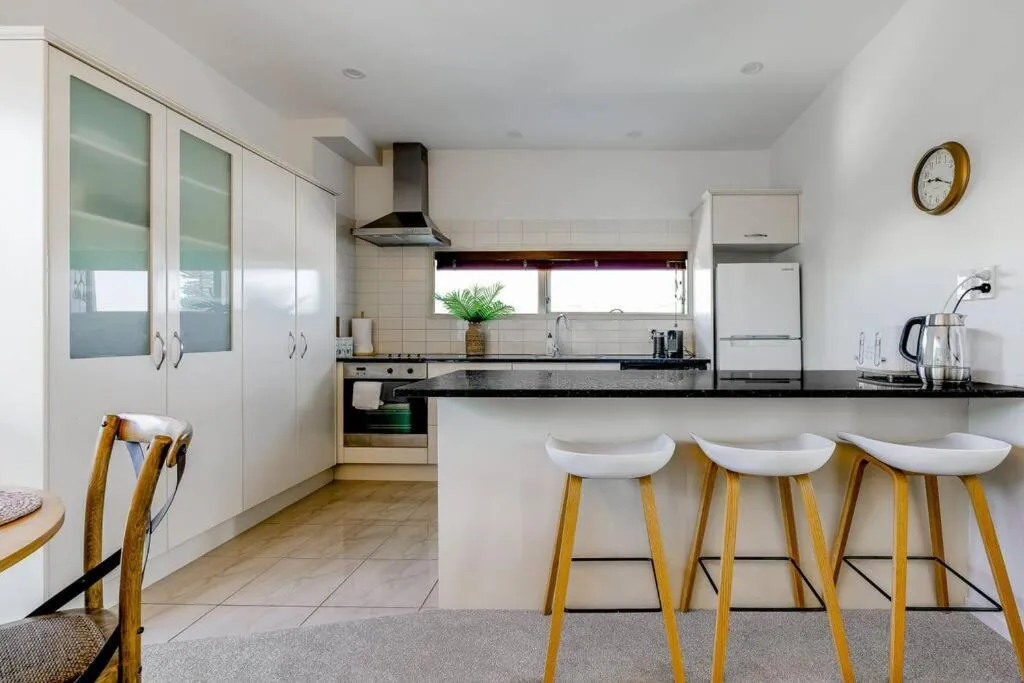 Kitchen or kitchenette in Stay Mission Bay