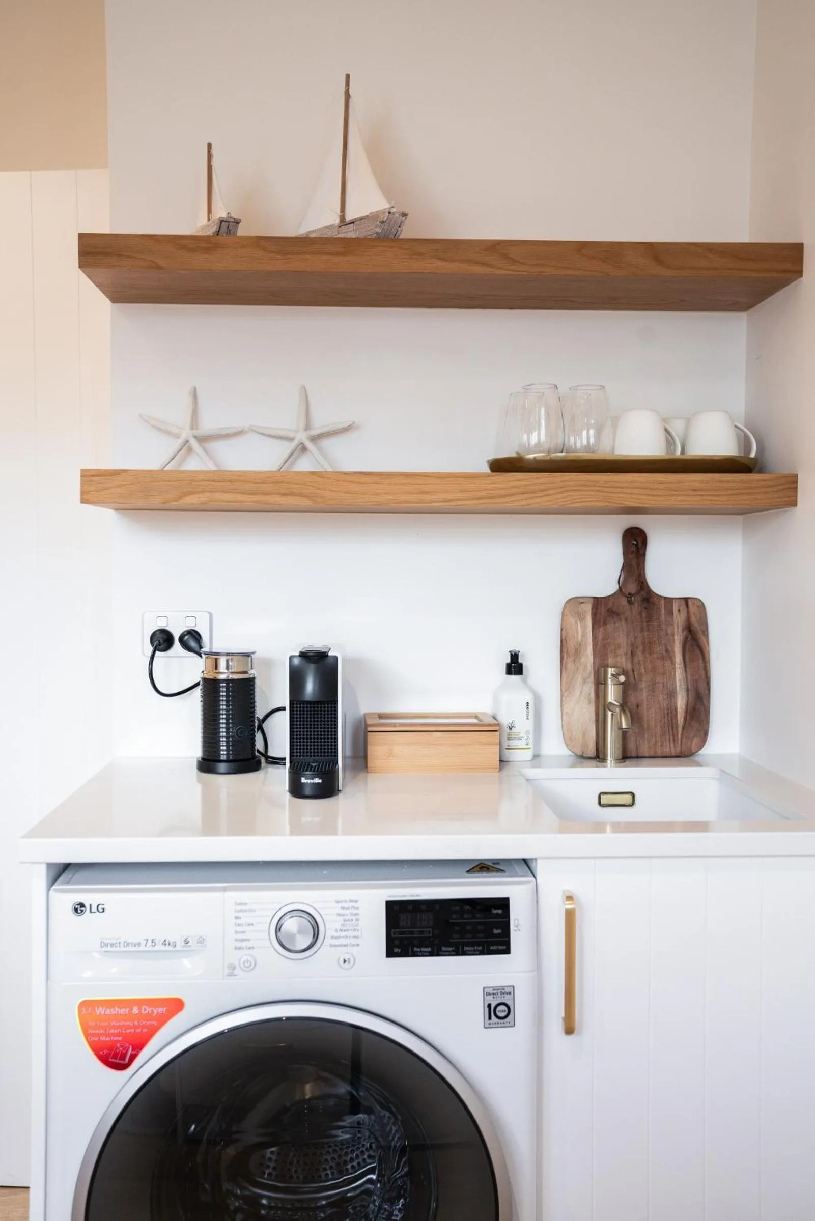 Kitchen or kitchenette in Stay Mission Bay