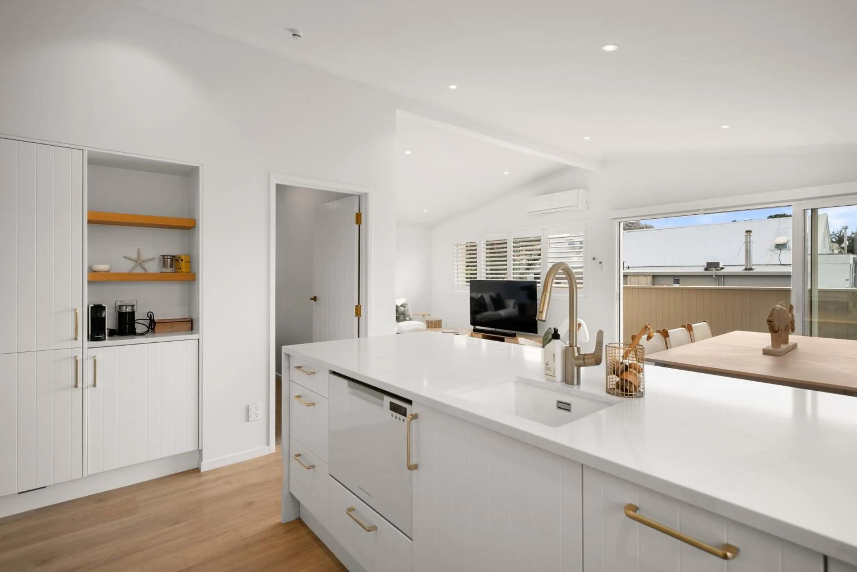 Kitchen or kitchenette in Stay Mission Bay