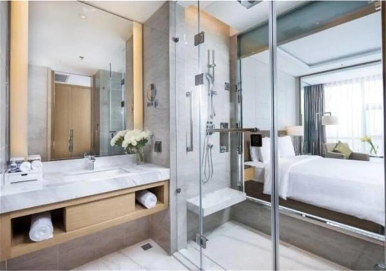 Bed in Jinan Inzone Royal Plaza Hotels