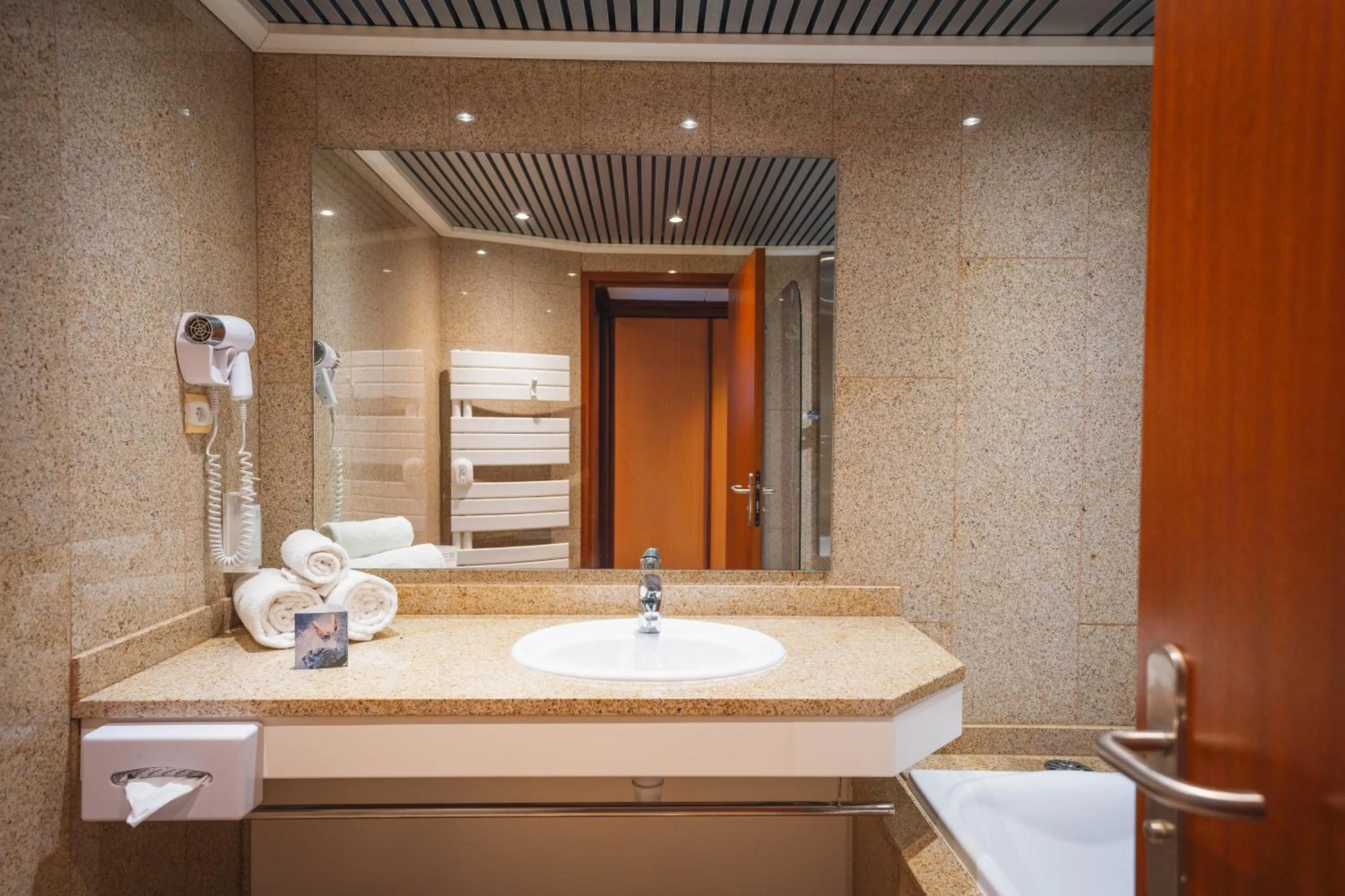 Bathroom in Hôtel Spa du Beryl St Brévin l'Océan