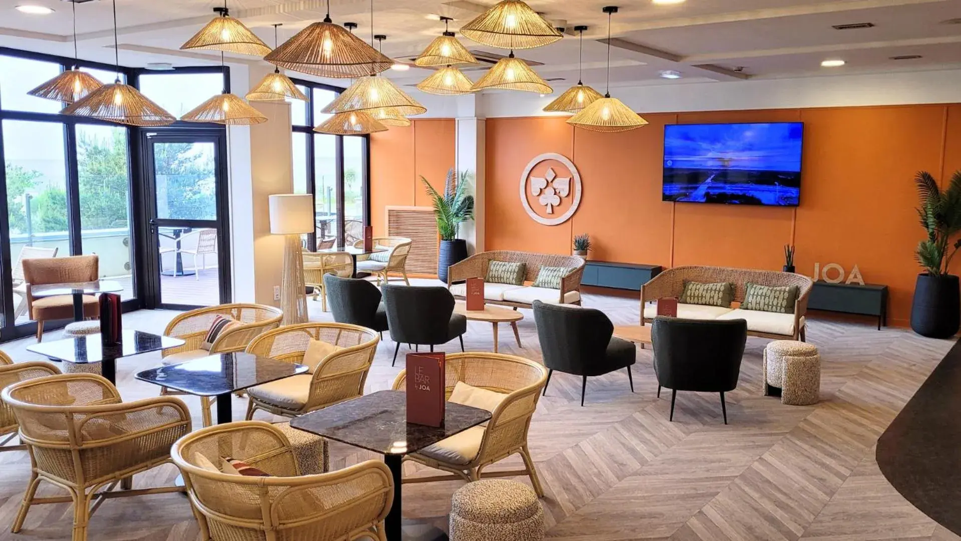 Lounge or bar in Hôtel Spa du Beryl St Brévin l'Océan Lounge or bar in Hôtel Spa du Beryl St Brévin l'Océan