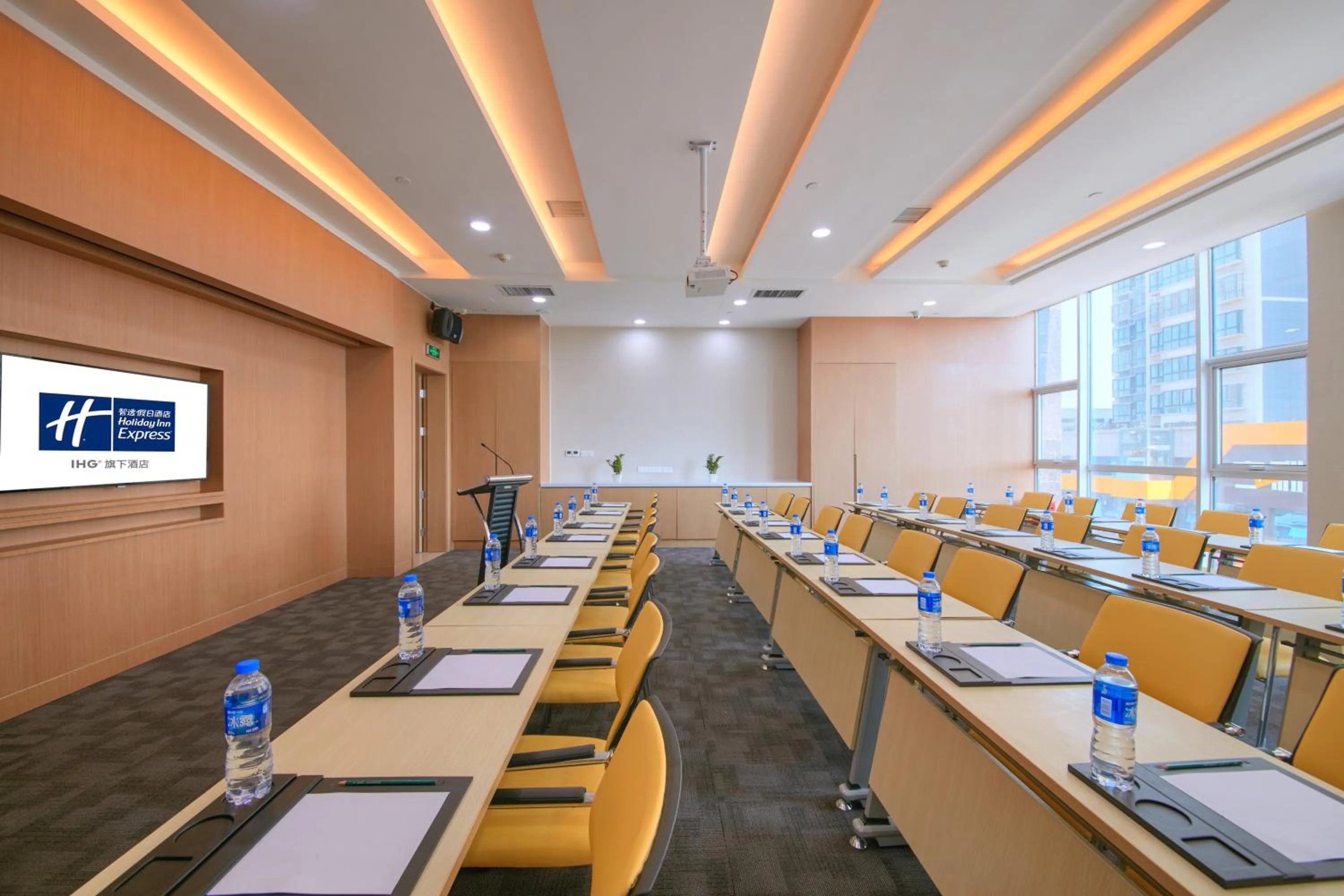 Meeting/conference room in Holiday Inn Express Luoyang Yichuan by IHG