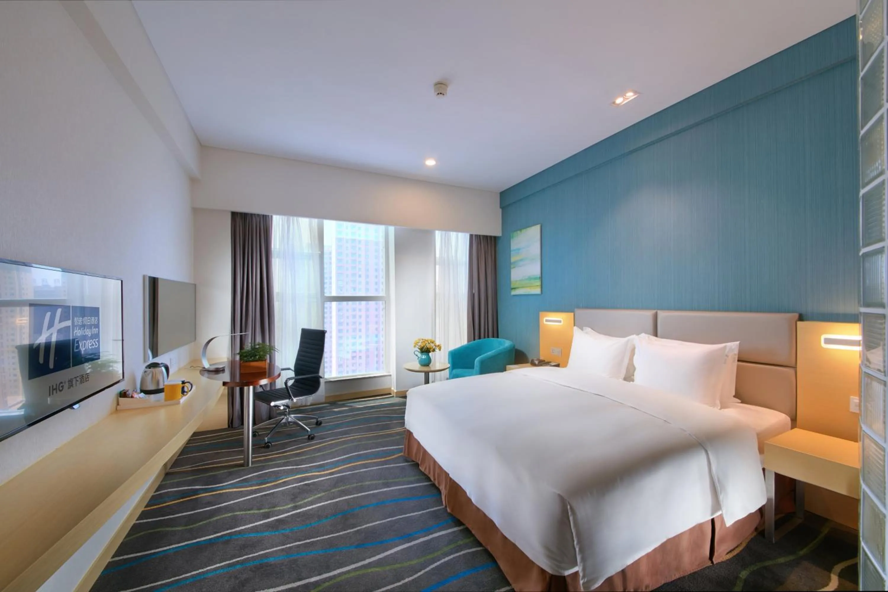 Photo of the whole room, Bed in Holiday Inn Express Luoyang Yichuan by IHG