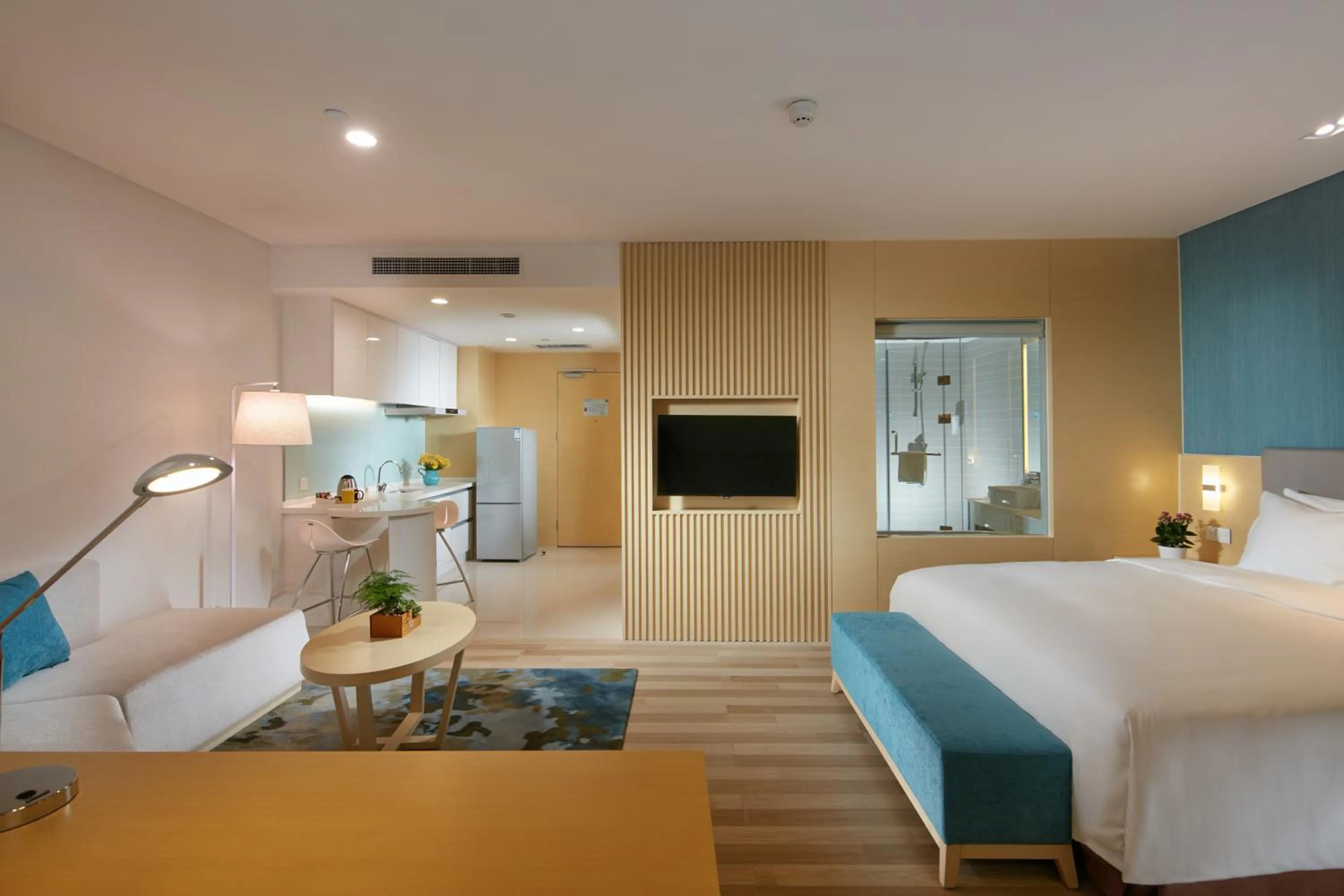 Photo of the whole room, Bed in Holiday Inn Express Luoyang Yichuan by IHG