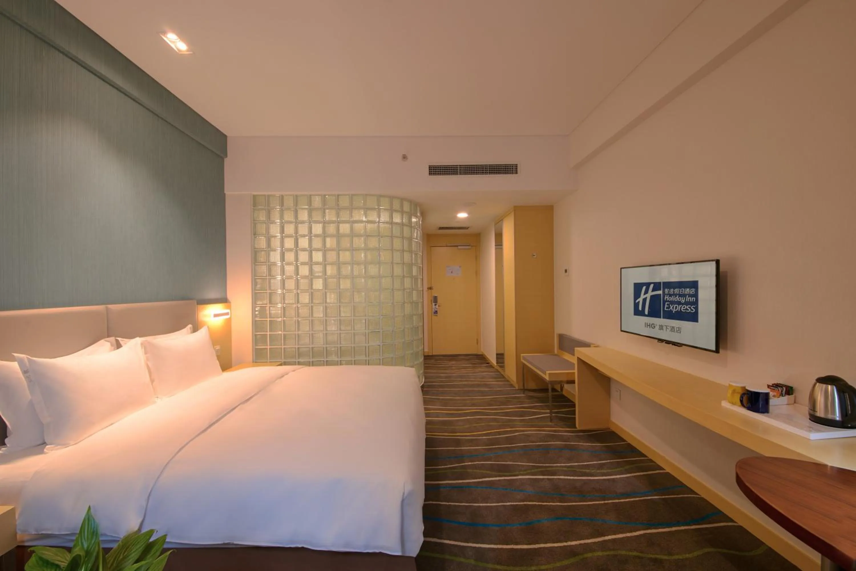 Photo of the whole room, Bed in Holiday Inn Express Luoyang Yichuan by IHG