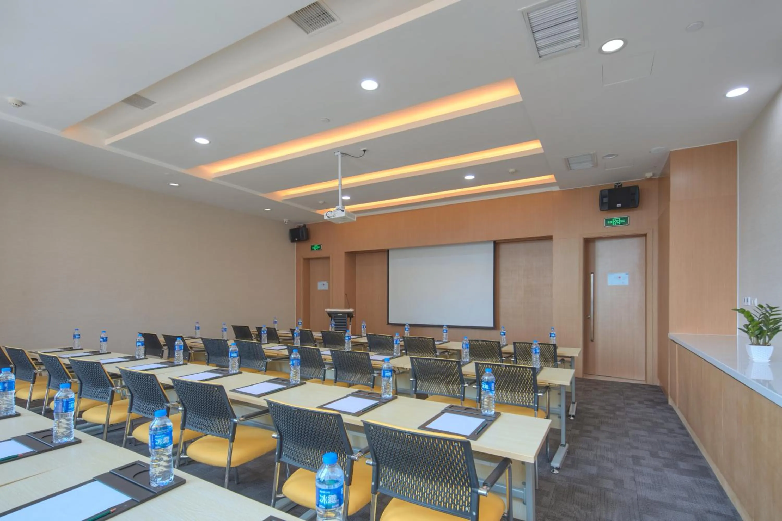 Meeting/conference room in Holiday Inn Express Luoyang Yichuan by IHG
