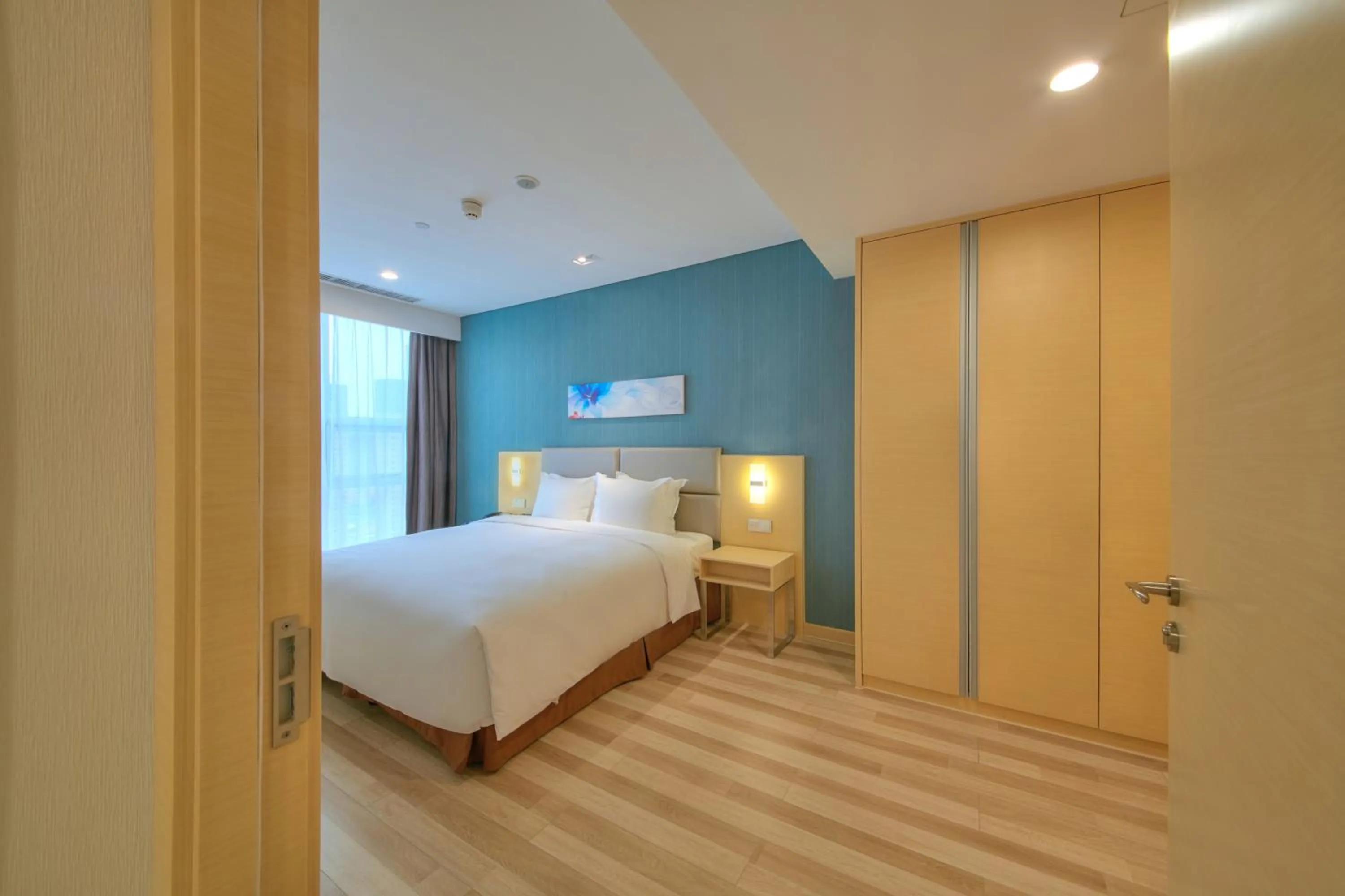 Bed in Holiday Inn Express Luoyang Yichuan by IHG