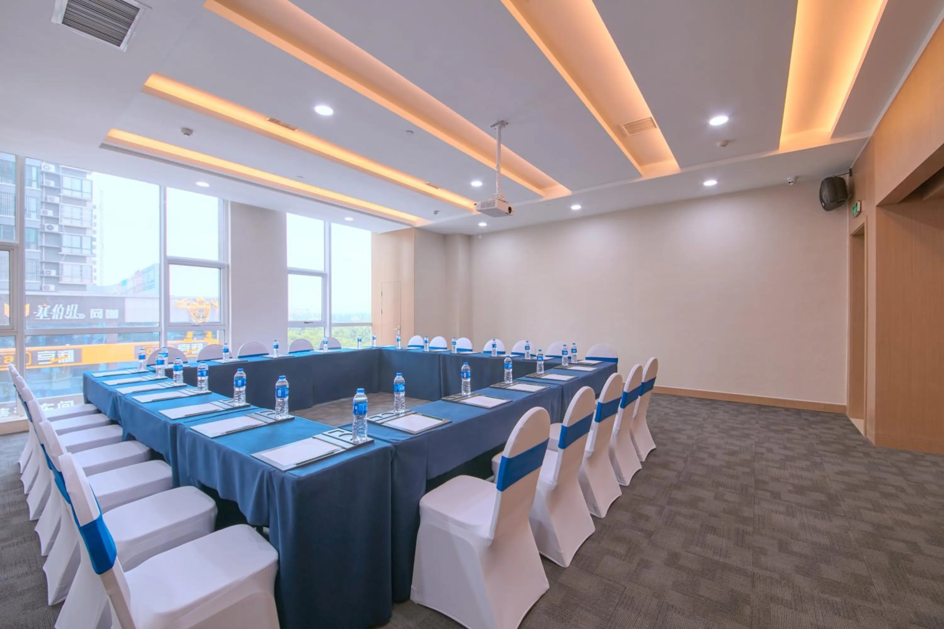 Meeting/conference room in Holiday Inn Express Luoyang Yichuan by IHG