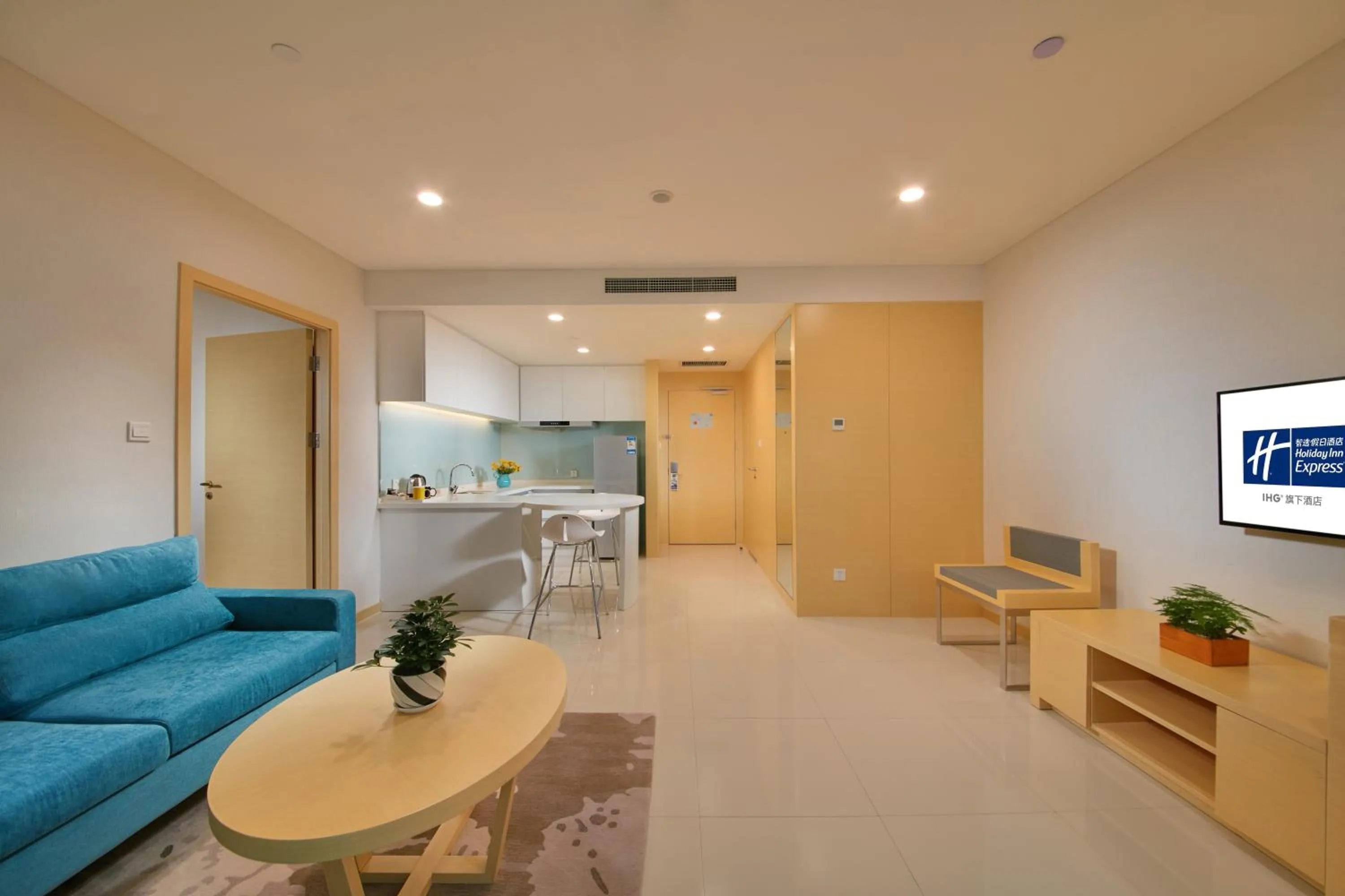 Living room in Holiday Inn Express Luoyang Yichuan by IHG