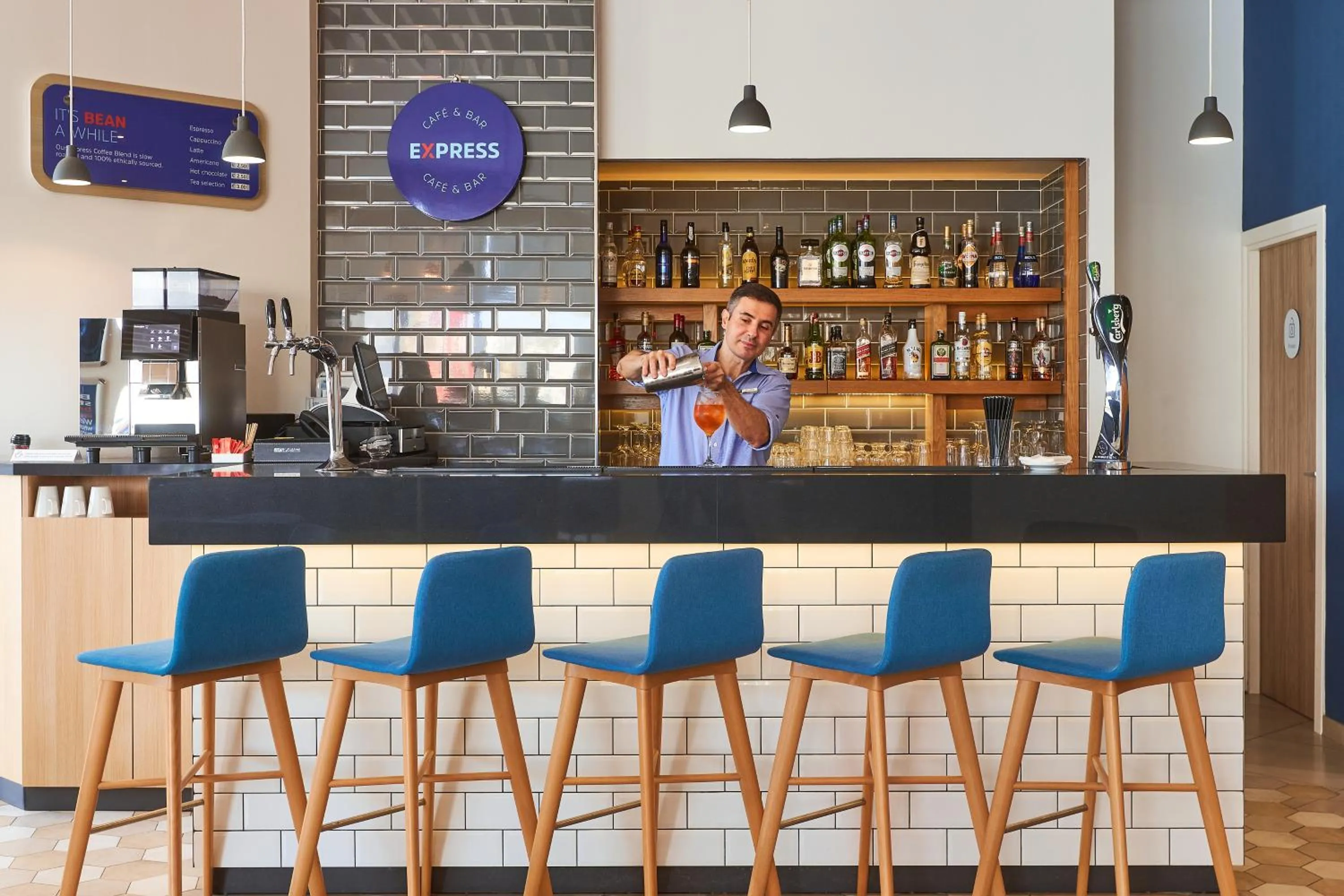 Lounge or bar in Holiday Inn Express - Malta by IHG