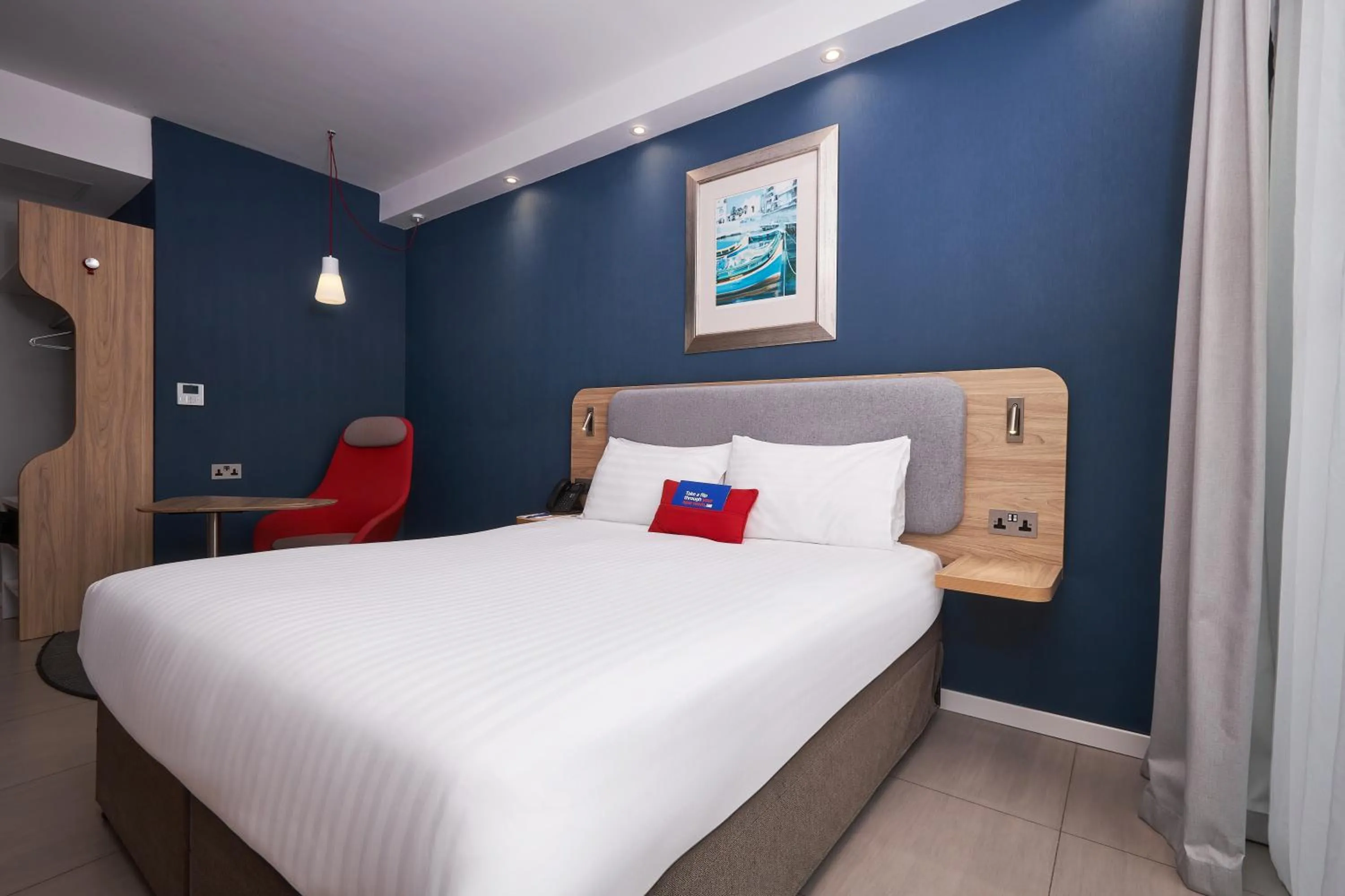 Bedroom, Bed in Holiday Inn Express - Malta by IHG