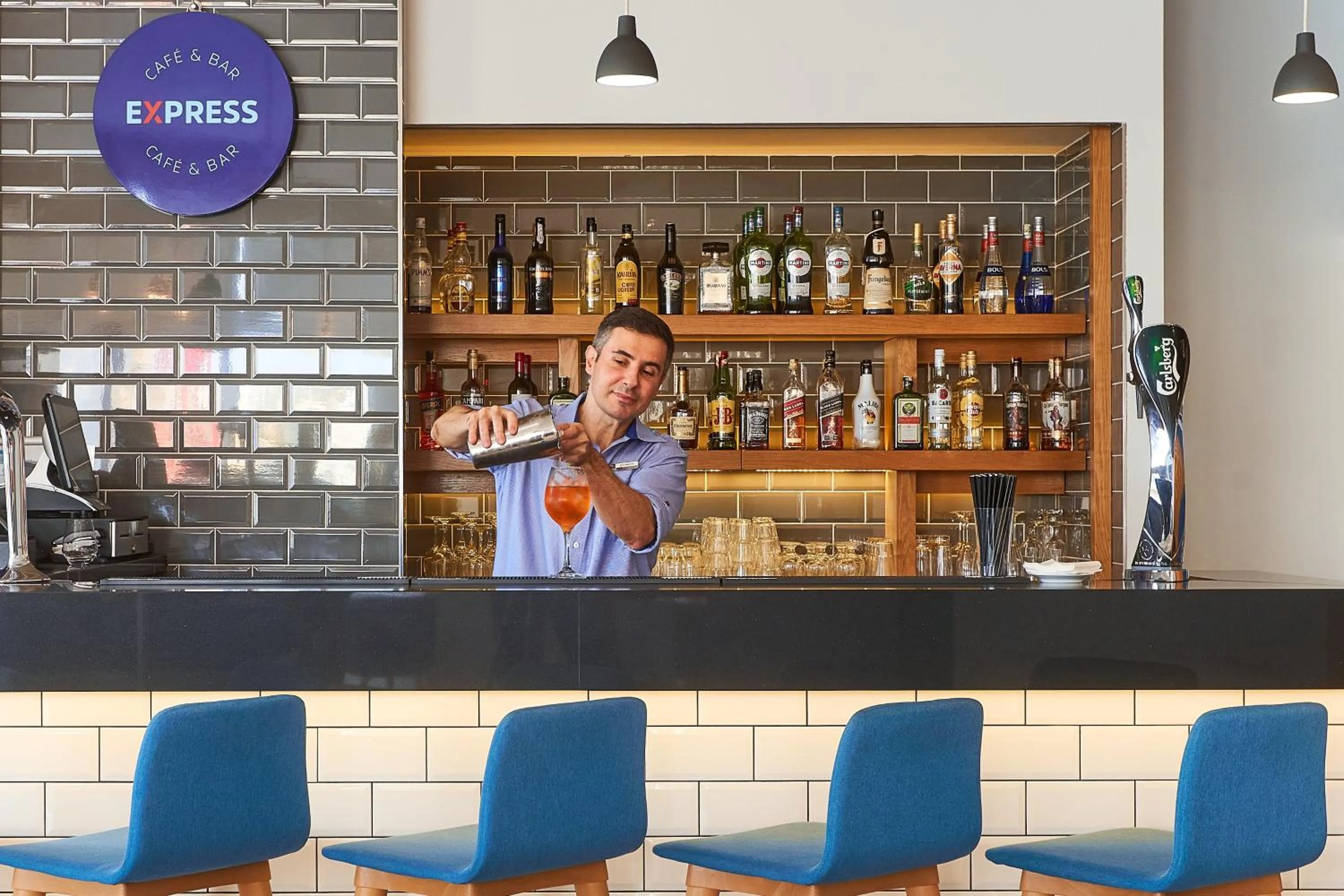 Lounge or bar in Holiday Inn Express - Malta by IHG