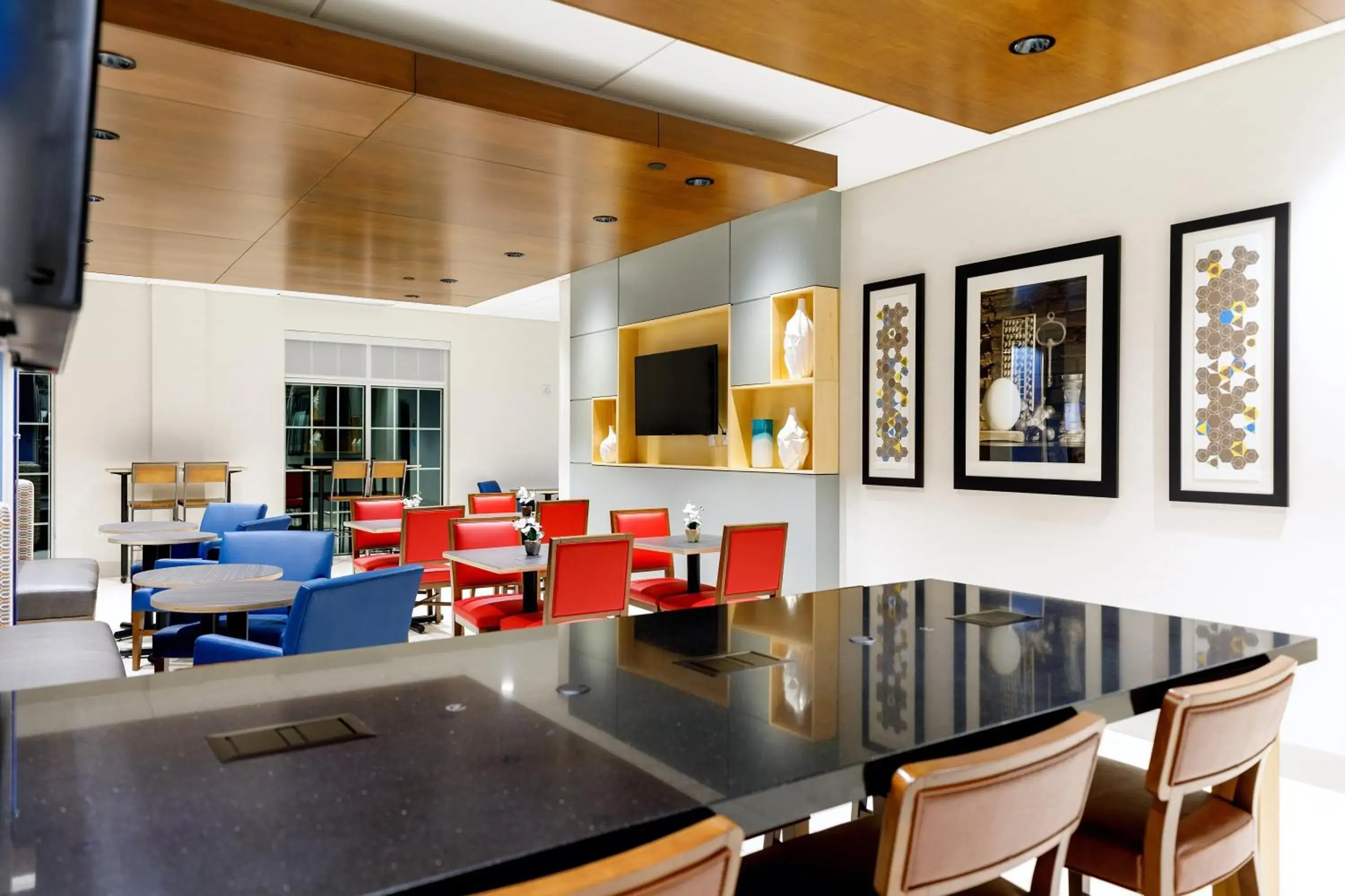 Breakfast in Holiday Inn Express & Suites - Sturbridge by IHG Breakfast in Holiday Inn Express & Suites - Sturbridge by IHG