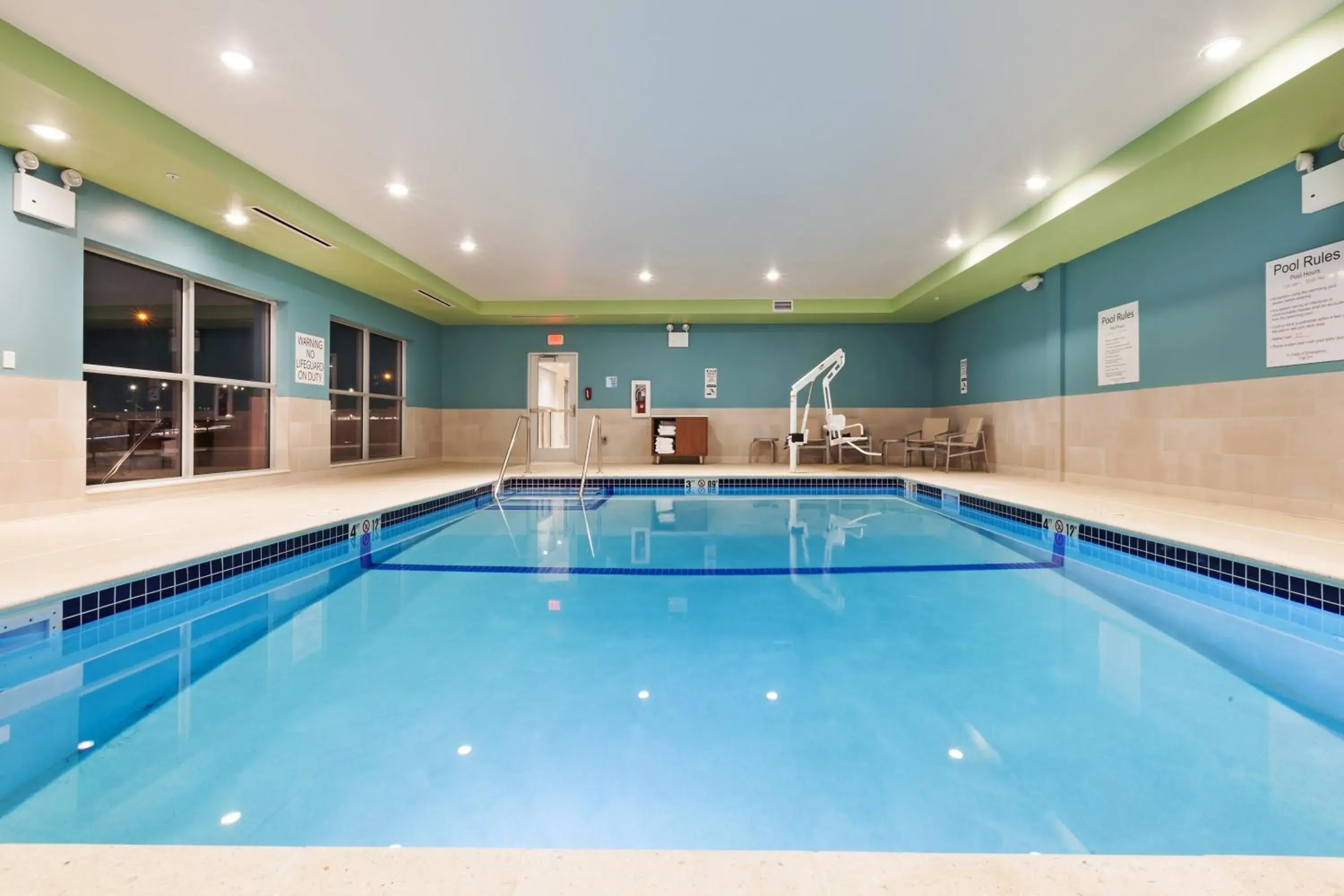 Swimming pool in Holiday Inn Express & Suites - Lenexa - Overland Park Area by IHG Swimming pool in Holiday Inn Express & Suites - Lenexa - Overland Park Area by IHG