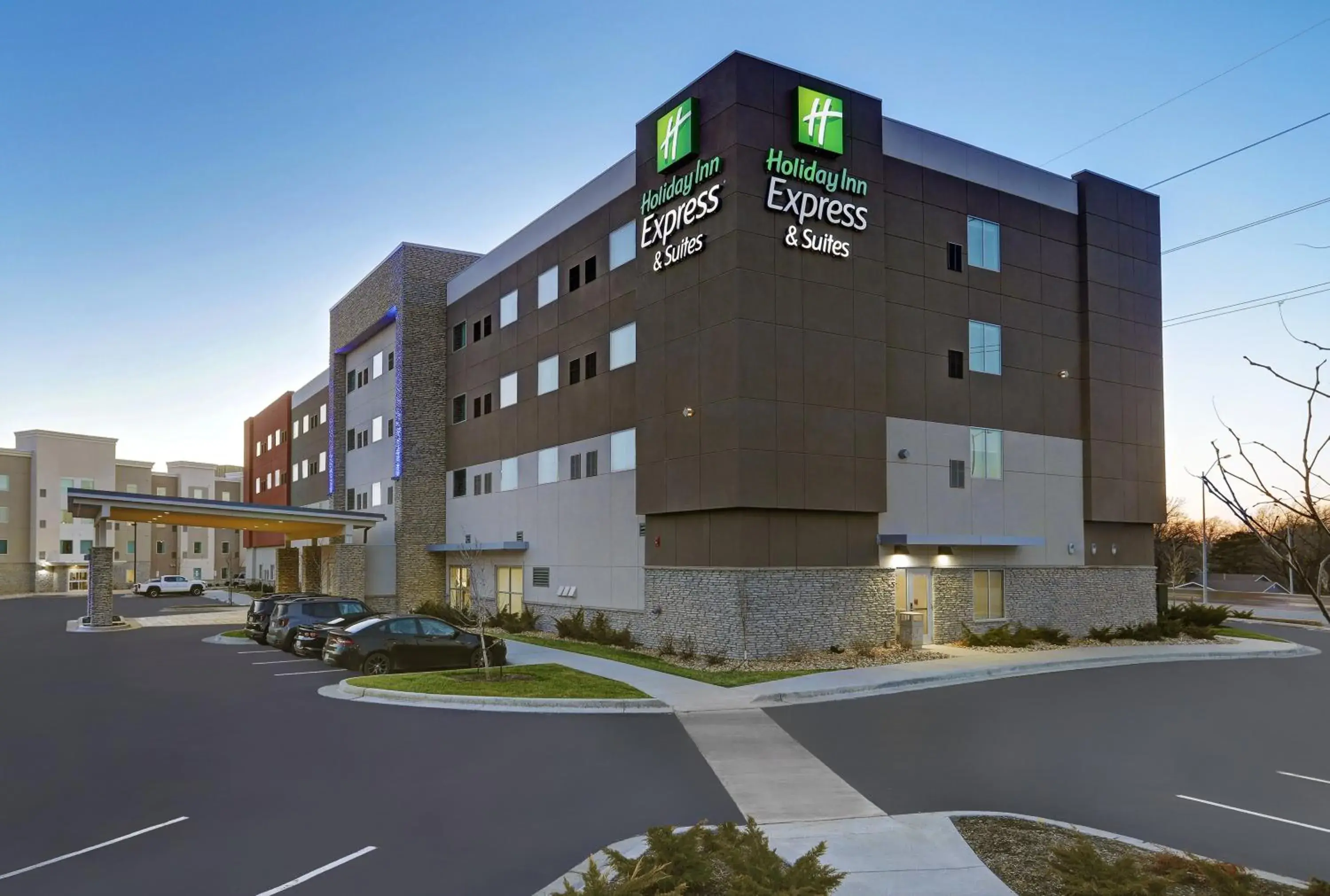 Property building in Holiday Inn Express & Suites - Lenexa - Overland Park Area by IHG Property building in Holiday Inn Express & Suites - Lenexa - Overland Park Area by IHG