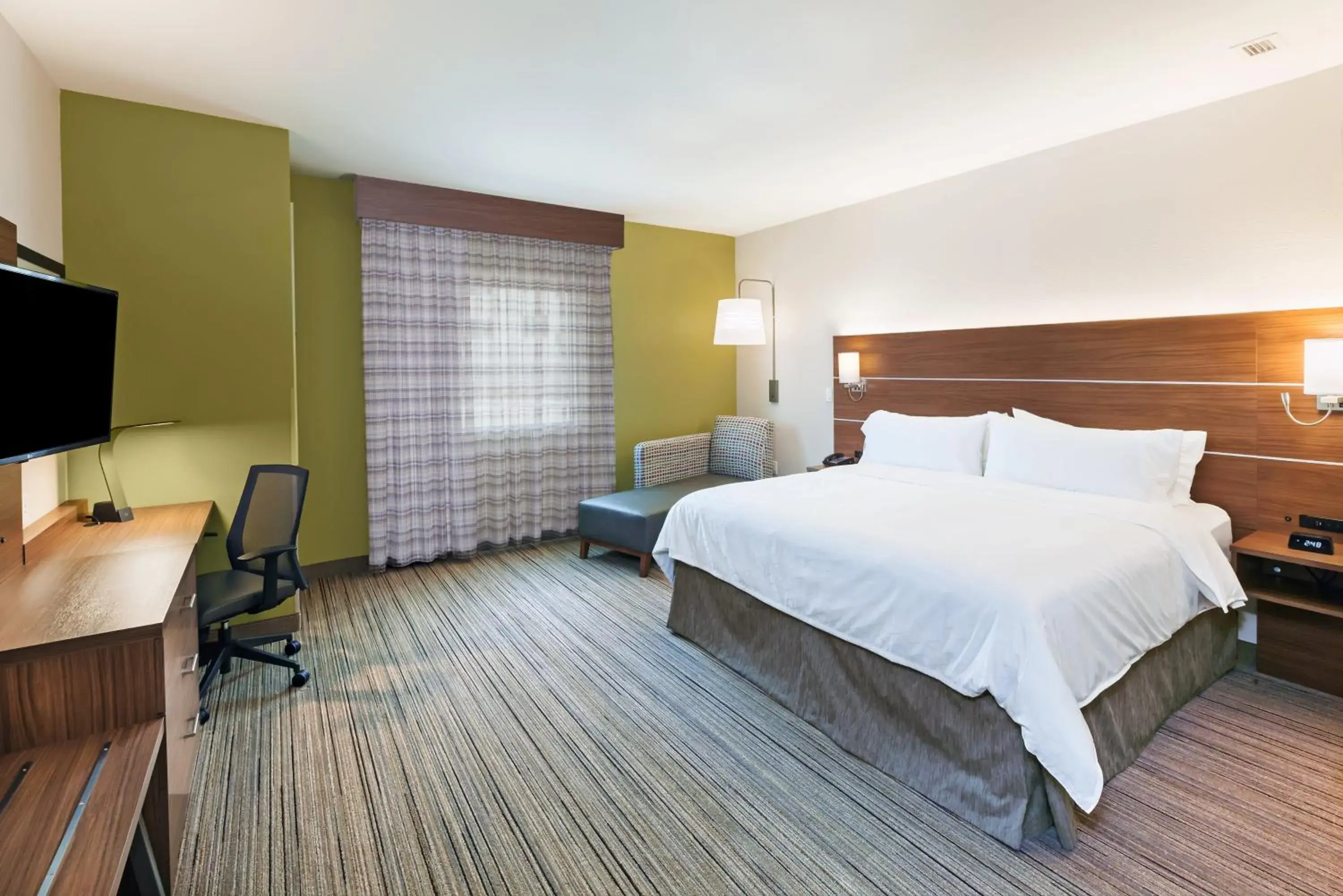 Standard King Room - Disability Access/Non-Smoking in Holiday Inn Express & Suites - Lenexa - Overland Park Area by IHG Standard King Room - Disability Access/Non-Smoking in Holiday Inn Express & Suites - Lenexa - Overland Park Area by IHG