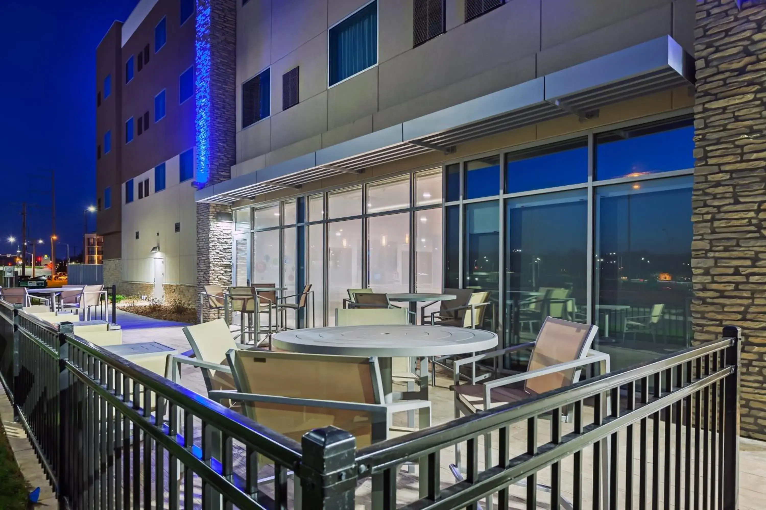 Property building in Holiday Inn Express & Suites - Lenexa - Overland Park Area by IHG Property building in Holiday Inn Express & Suites - Lenexa - Overland Park Area by IHG