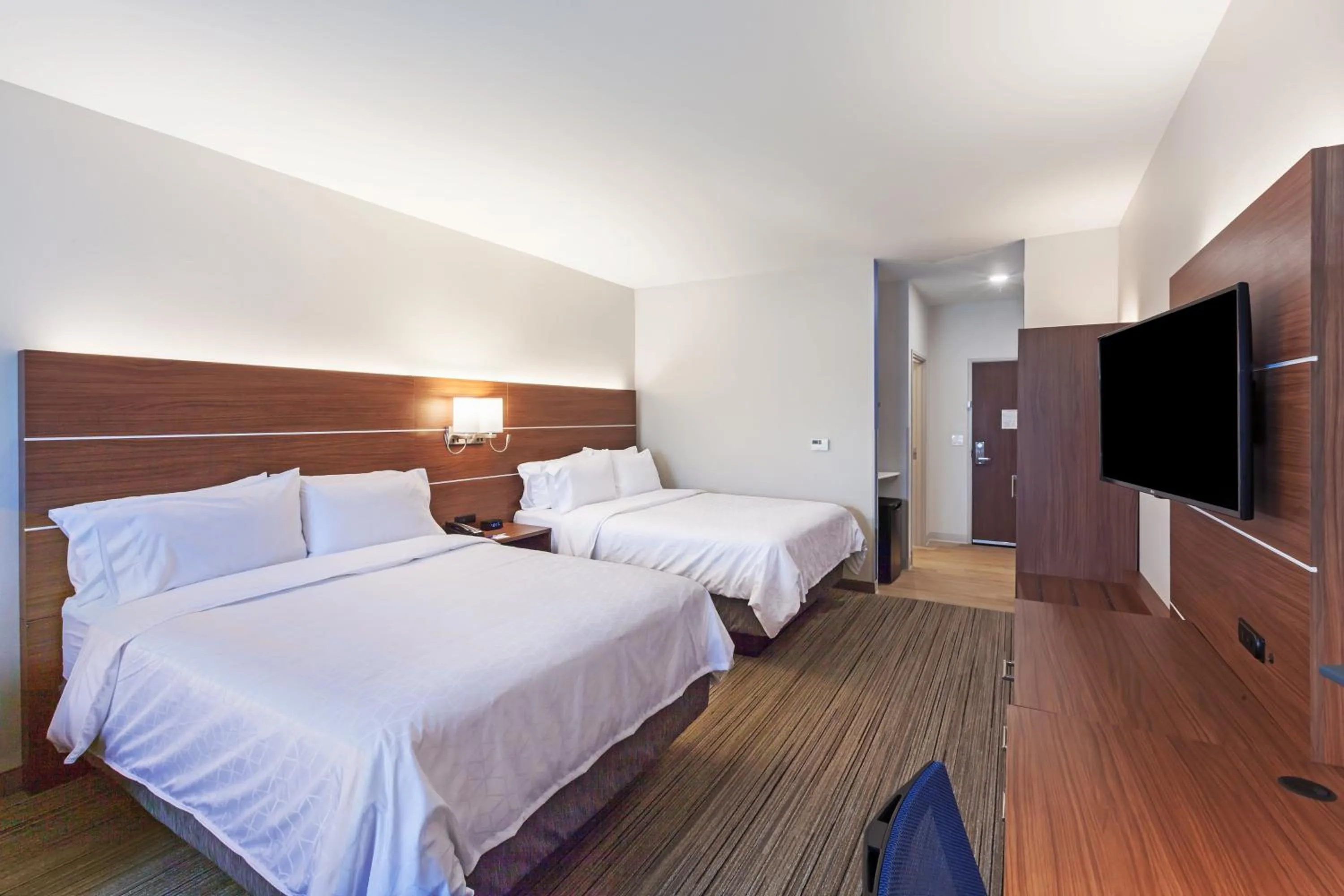 Photo of the whole room, Bed in Holiday Inn Express & Suites - Lenexa - Overland Park Area by IHG